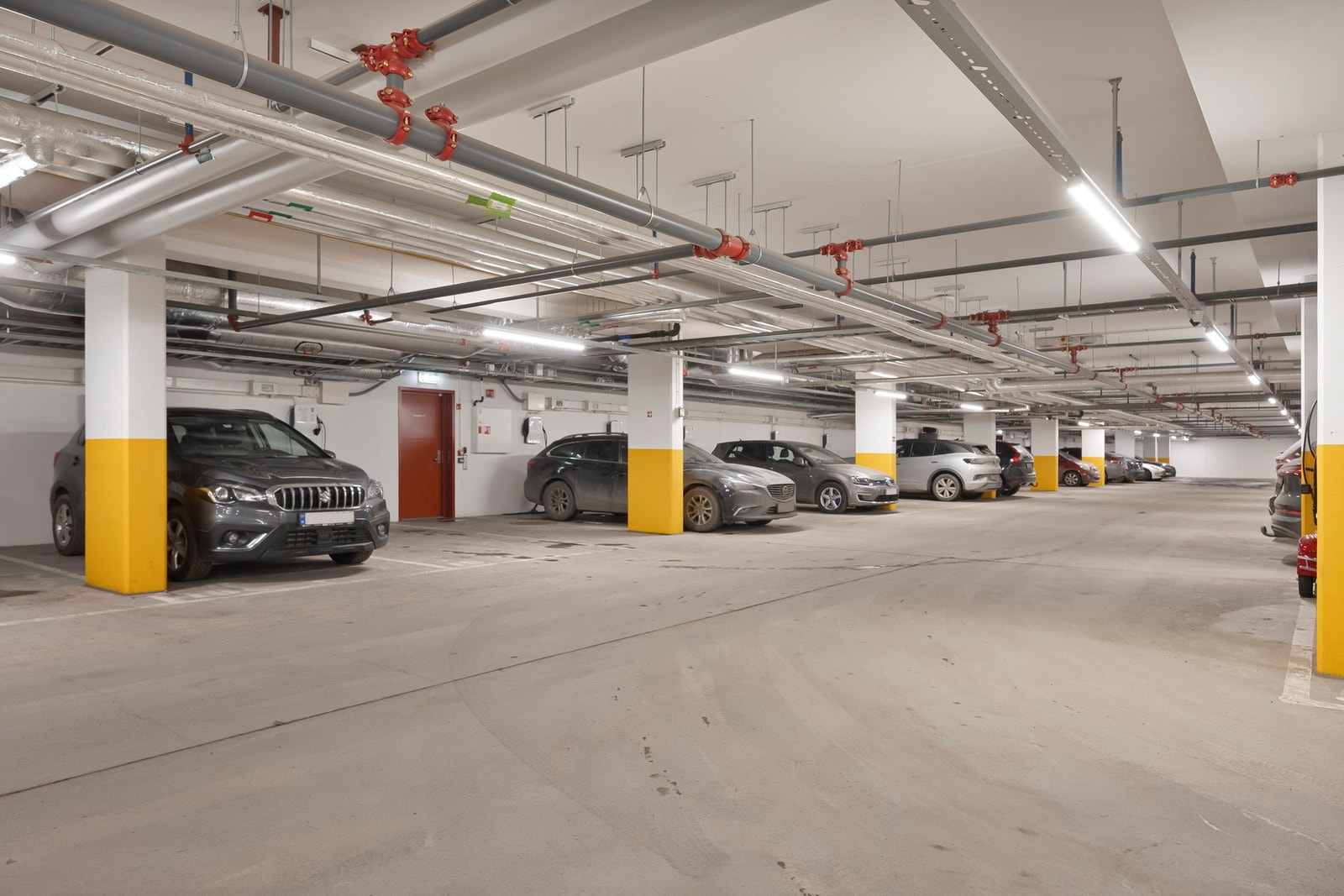 Garasjekjeller - det medfølger ikke parkeringsplass til seksjonen, men det er mulighet for leie av p-plass fra andre beboere. Tilgjengeligheten er ukjent. Galleribilde