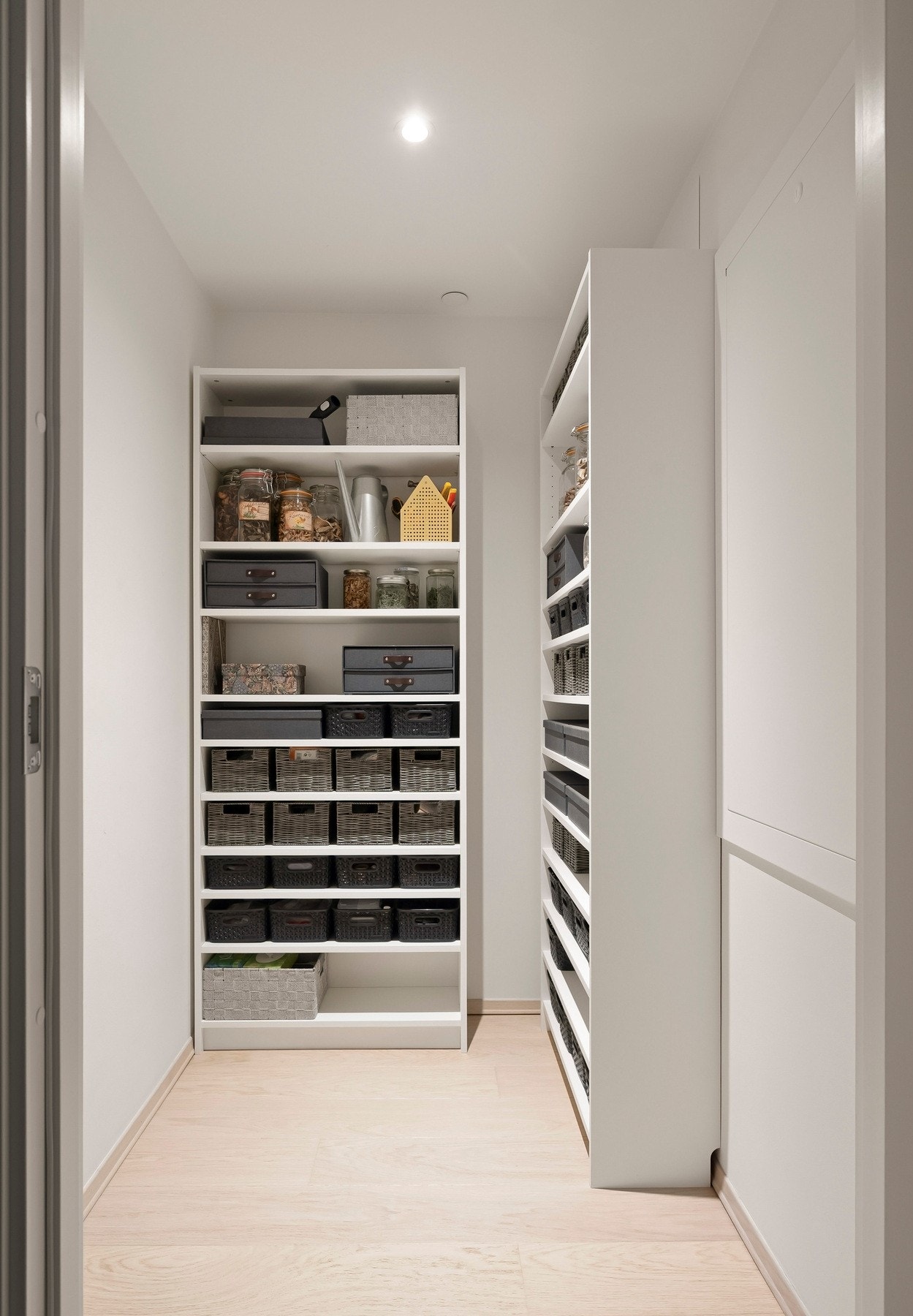 Fra entréen er det enkel adkomst til en praktisk innvendig bod med ytterligere lagringsmuligheter. Galleribilde