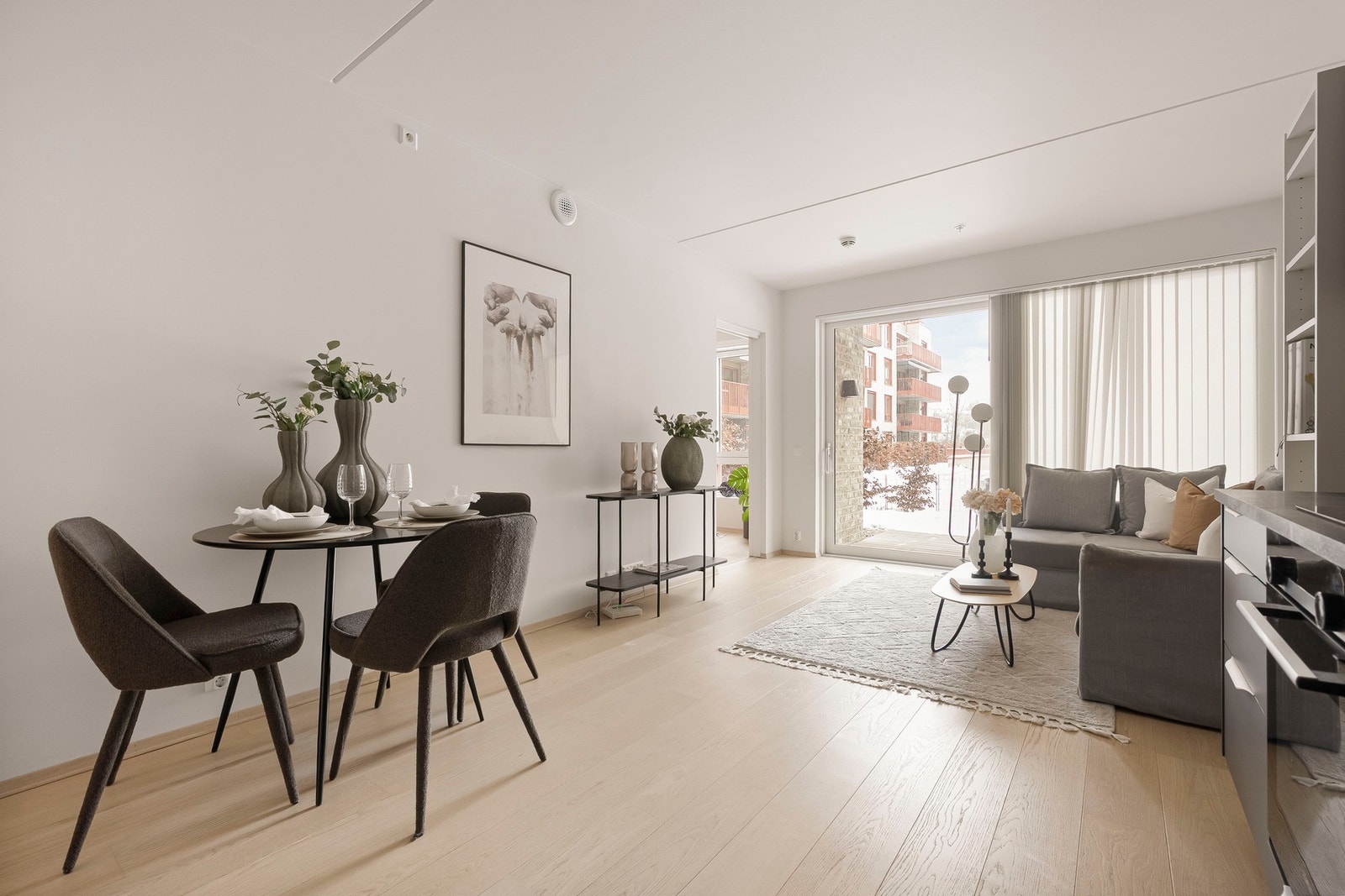 Innholdsrik leilighet som byr på moderne og gjennomtenkte løsninger, god standard og rikelig med lagringsplass. Galleribilde