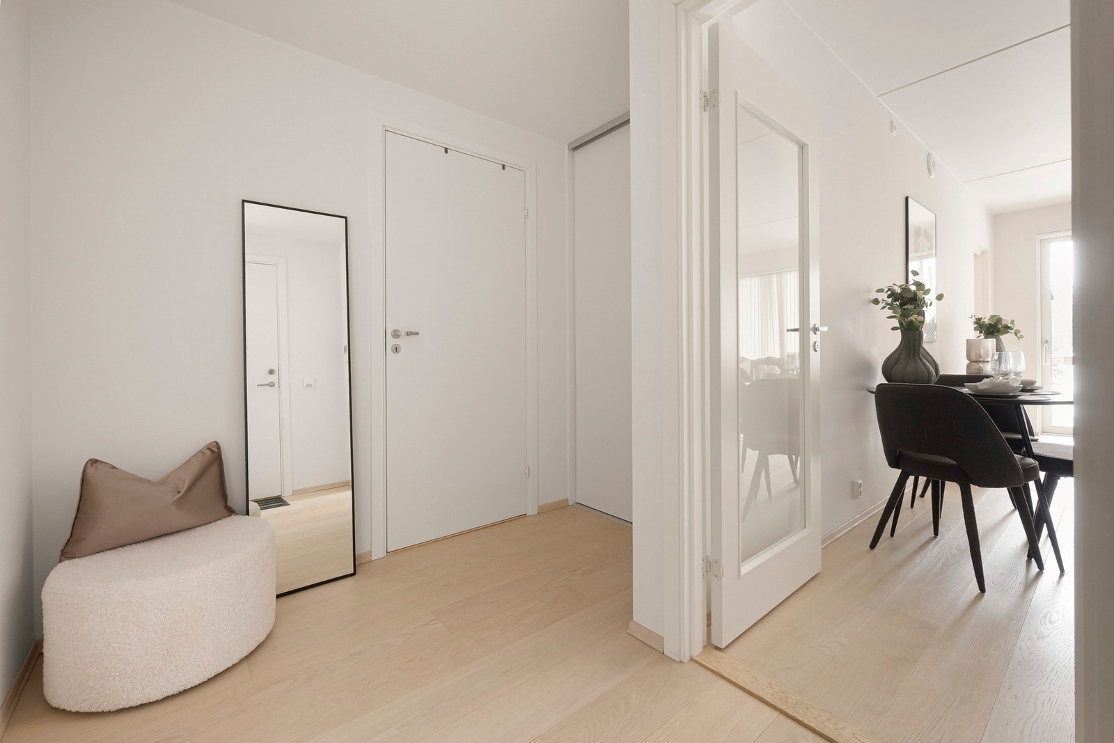 Romslig og innbydende entré som gir et svært godt førsteinntrykk av denne flotte leiligheten. Galleribilde