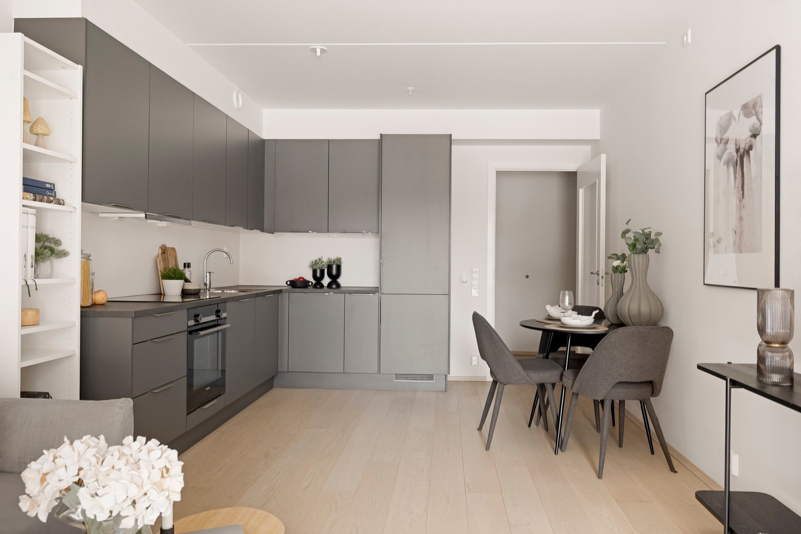 Det er montert komfyrvakt og automatisk lekkasjestopper. Galleribilde