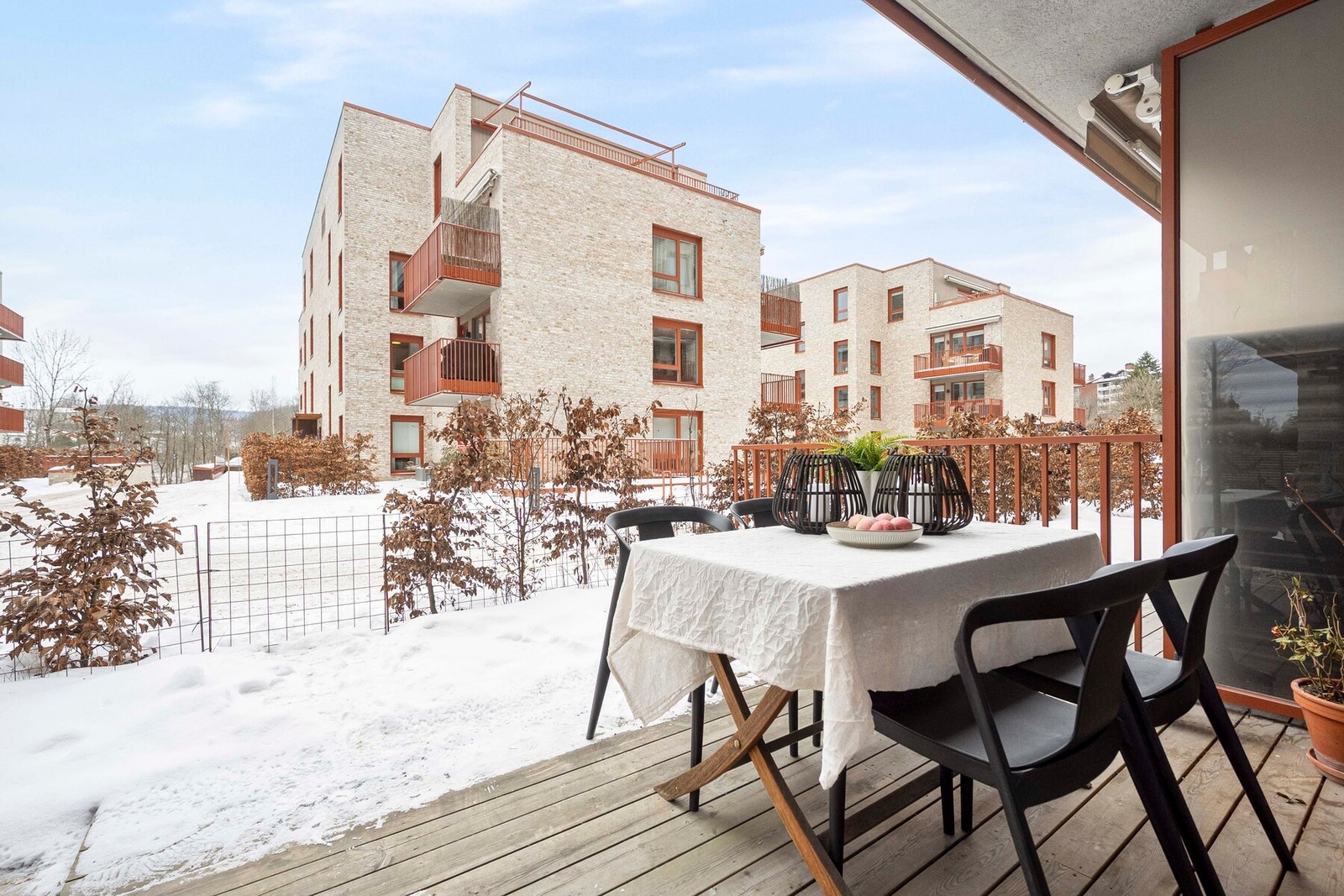 Moderne og stilren 2-roms leilighet fra 2021
med solrik markterrasse på hele 12 m² - sentralt i Sandvika. Galleribilde