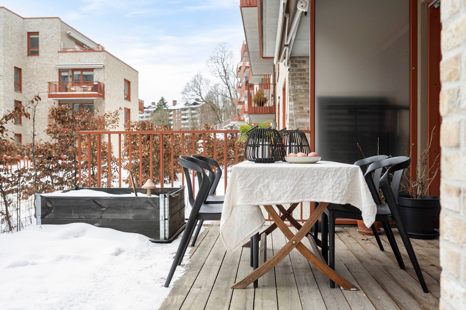 Den romslige størrelsen på 12 m² gir mulighet for både en sofagruppe og spisegruppe. Galleribilde