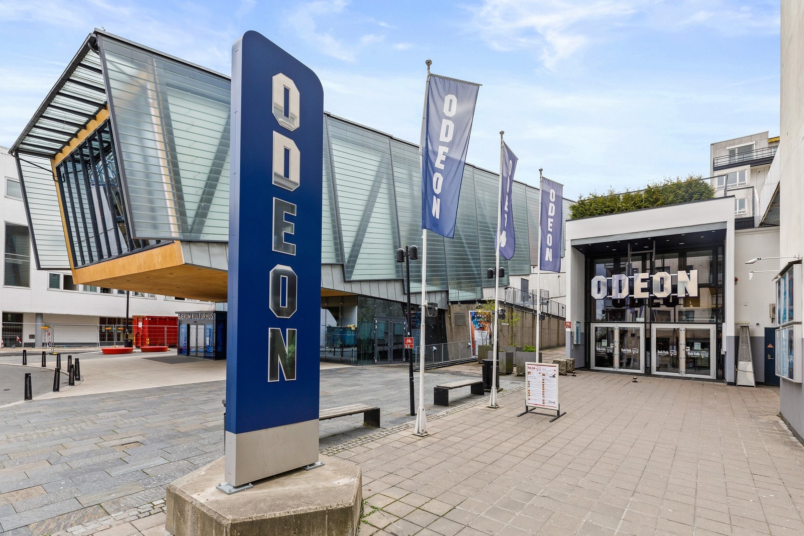 Området har et rikt kulturtilbud med Bærum Kulturhus, ODEON kino, Bærum bibliotek og flere treningssentre. Galleribilde