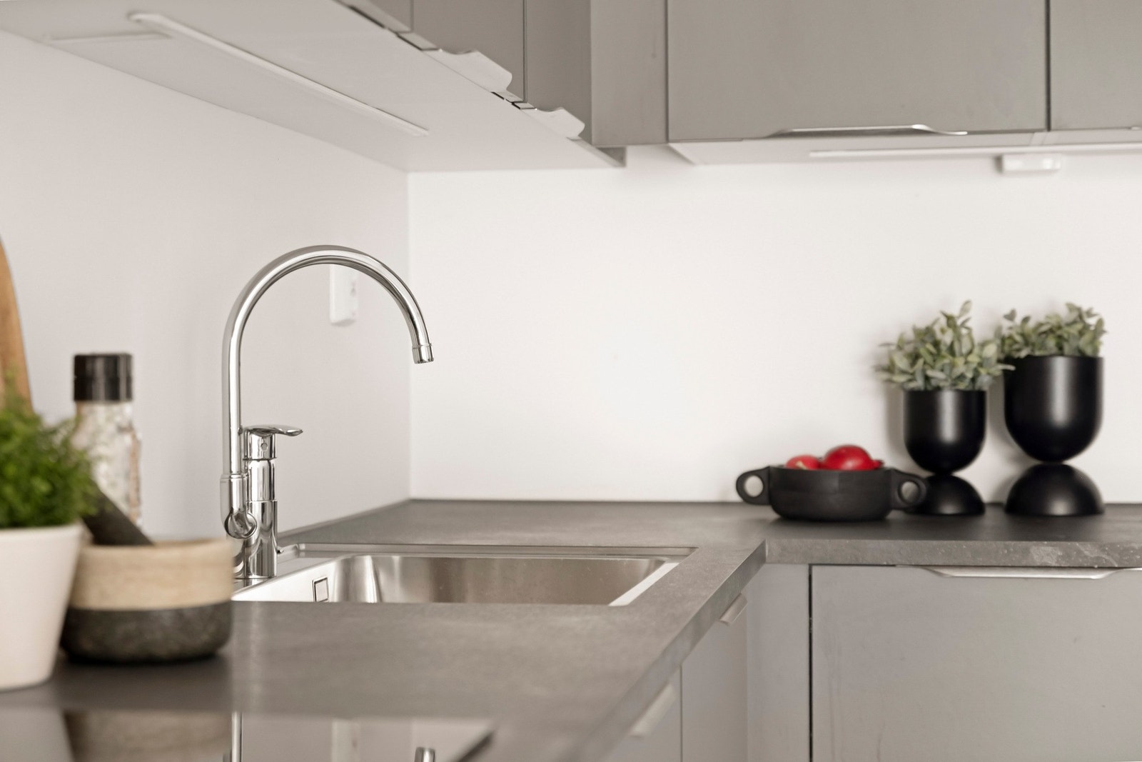 Videre er kjøkkenet utstyrt med stekeovn, nedfelt induksjonsplatetopp, innebygget kjøleskap med frysedel og oppvaskmaskin. Galleribilde