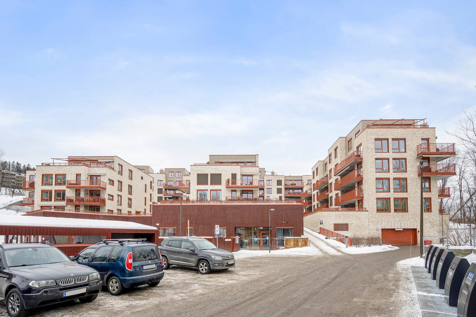 Gjesteparkering foran barnehage utenfor etter gjeldende bestemmelser. Dette er gratis ved registrering av bilnr. i opptil en uke. Galleribilde