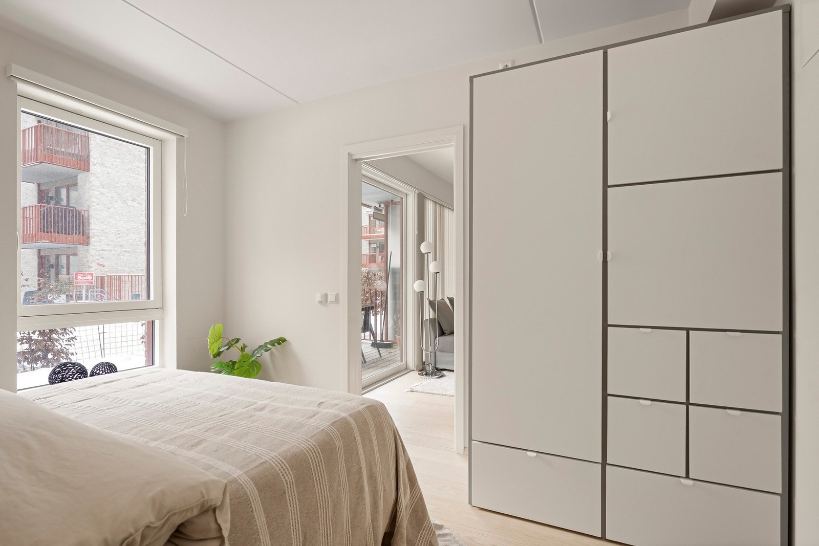 Leiligheten har et soverom av god størrelse med stort garderobeskap som medfølger handelen. Galleribilde