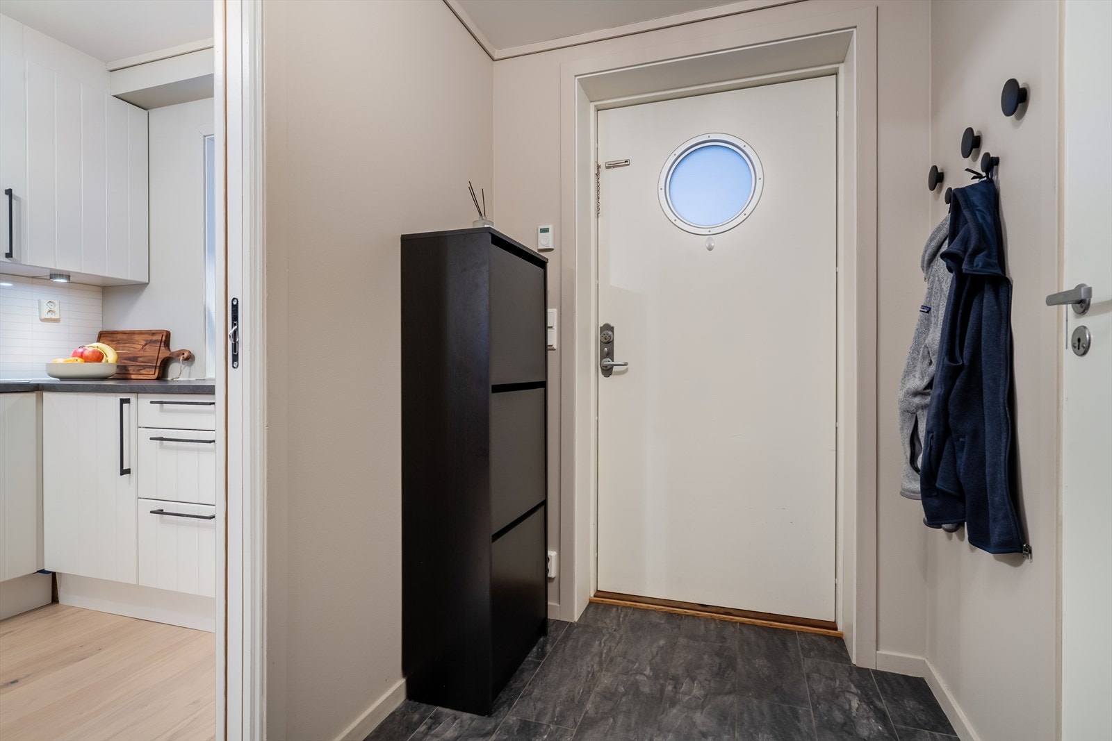 Entre tatt fra garderoben. Galleribilde