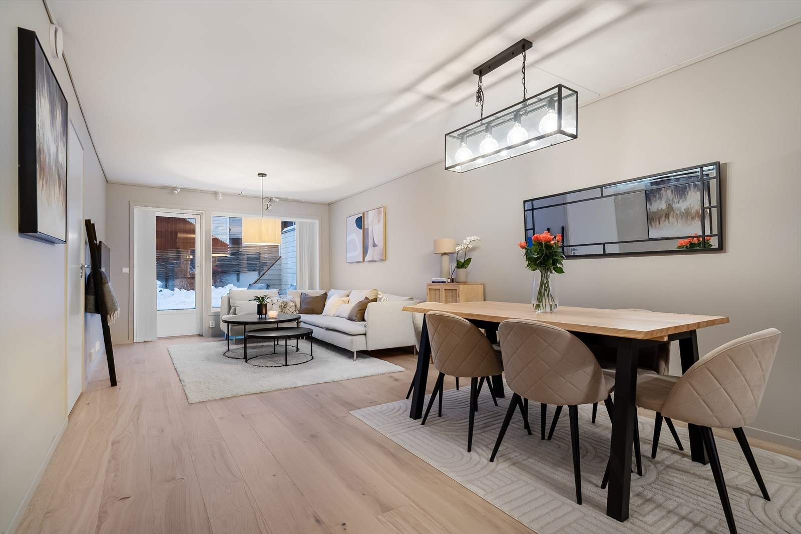 Spisestue mot veranda Galleribilde