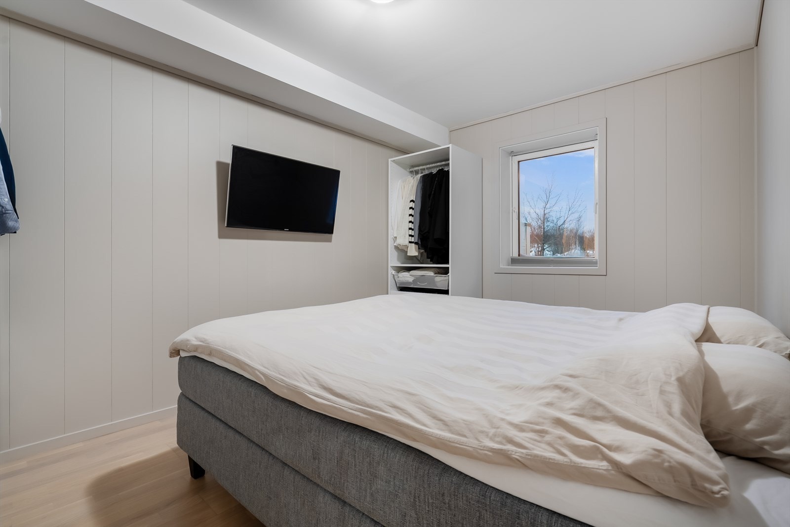 Master bedroom, flotte farger og varme i gulv. Dør inn til bod/teknisk rom Galleribilde