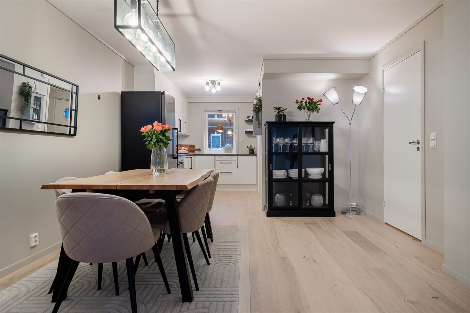 Spisestuen oppleves luftig og lys. Galleribilde