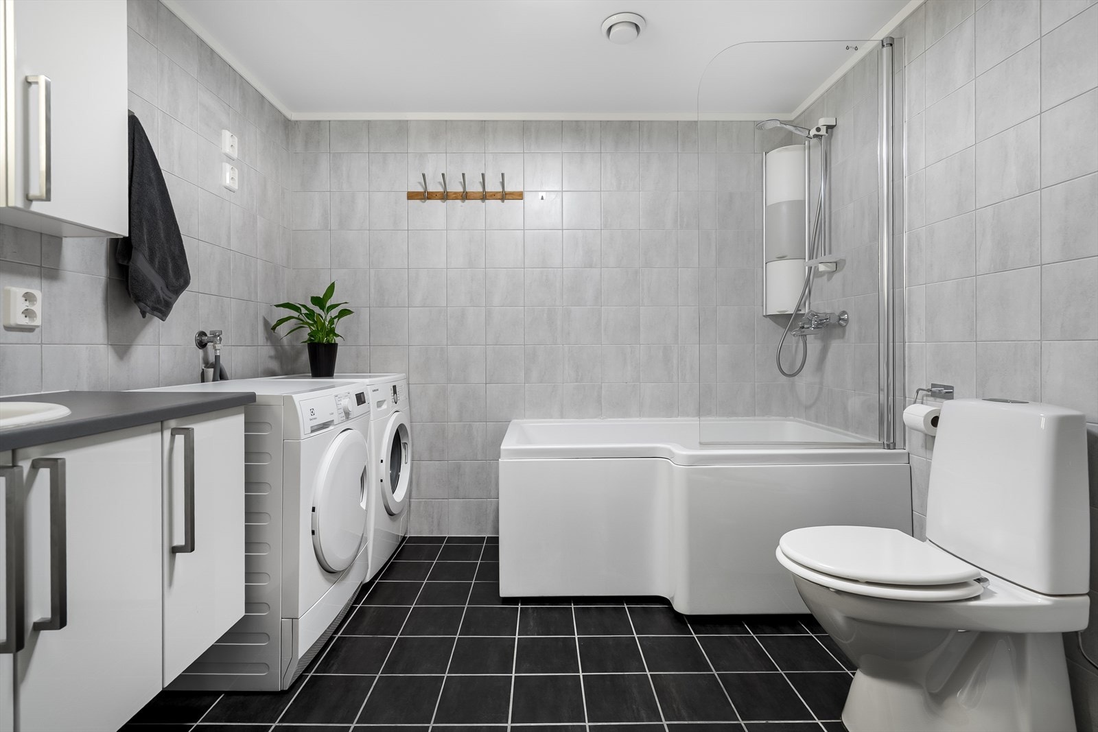 Flott bad, med fliser og varme i gulv. Dusjsone med badekar for ekstra velvære. Galleribilde