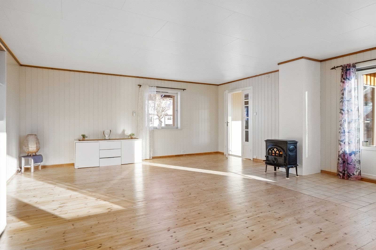 Stue (Tilbygg) ca. 40 kvm. Vedovn og varmepumpe. Galleribilde