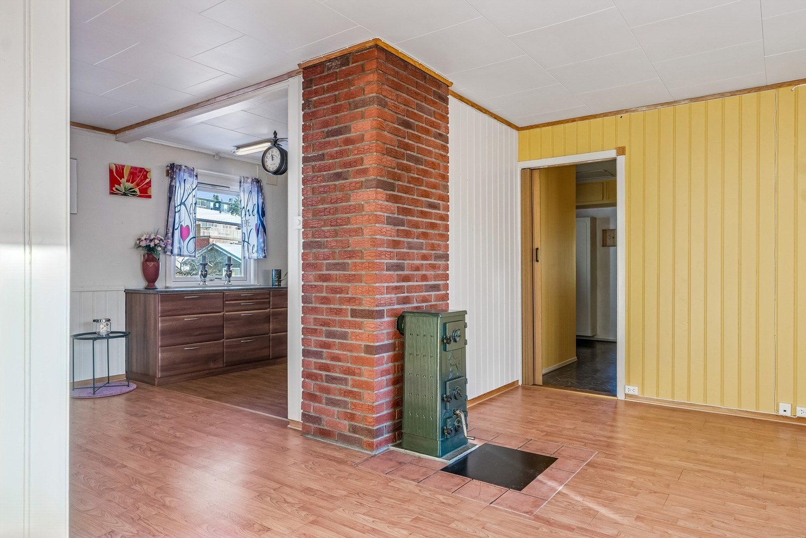 Stue/ kjøkken med vedovn og varmepumpe Galleribilde