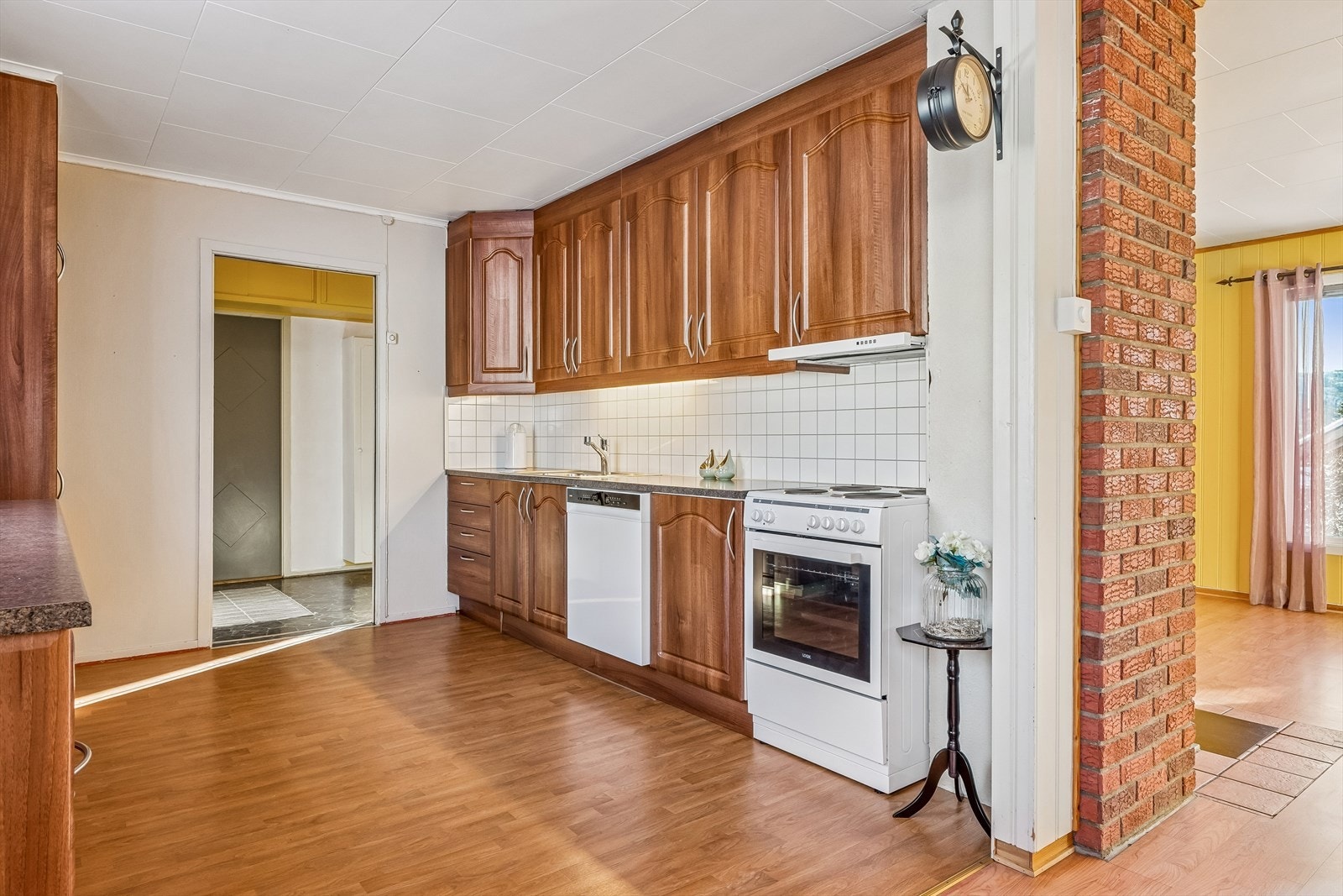 Romslig kjøkken med god plass. Stue 1 og kjøkken på tilsammen ca. 40 kvm. Stue 2 (tilbygg) ca. 40 kvm. Stue 3 - Kjellerstue ca. 17 kvm. Galleribilde