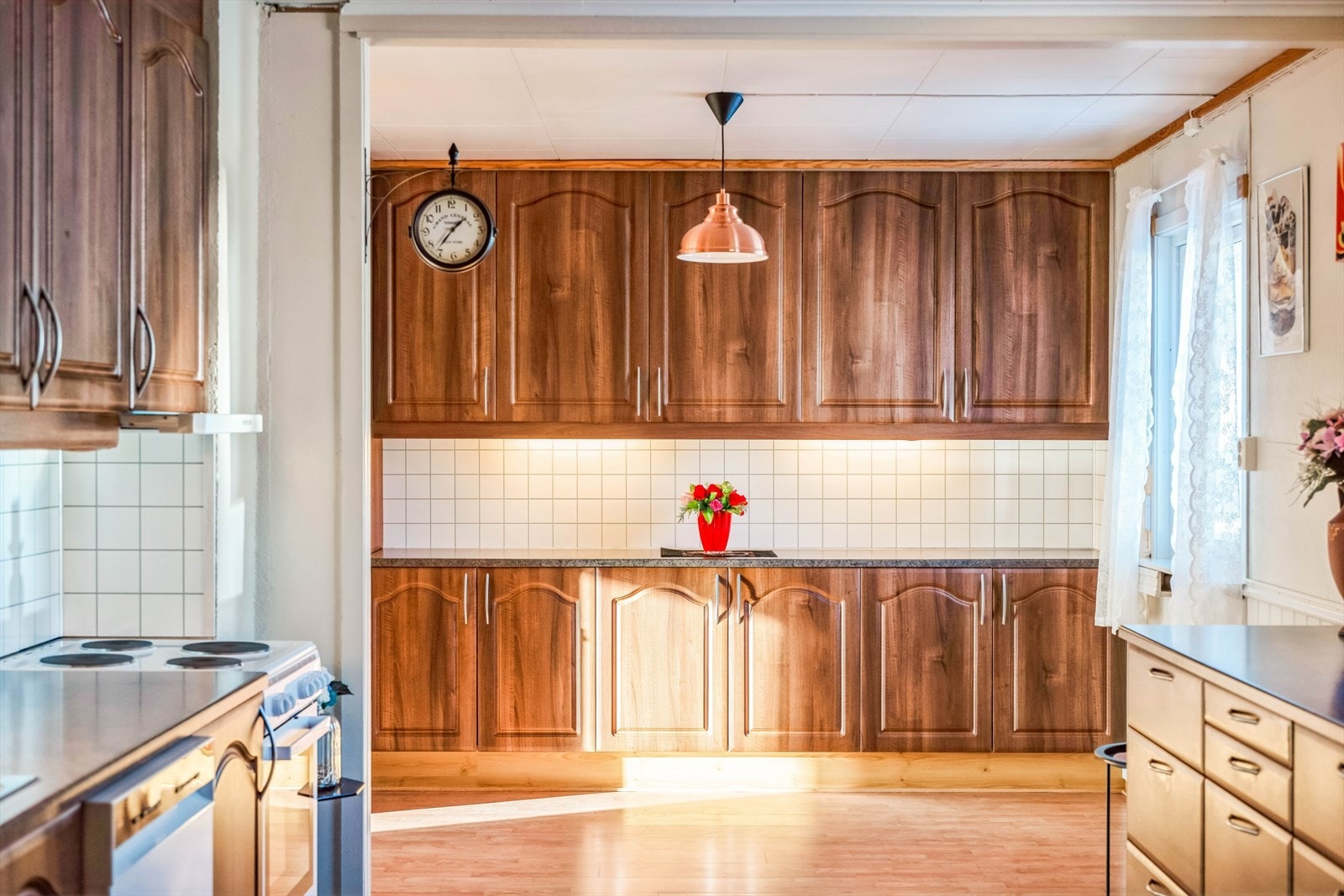 Romslig kjøkken med god plass. Stue 1 og kjøkken på tilsammen ca. 40 kvm. Stue 2 (tilbygg) ca. 40 kvm. Stue 3 - Kjellerstue ca. 17 kvm. Galleribilde