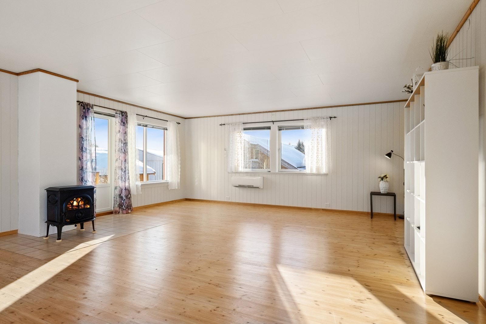 Stue (Tilbygg) ca. 40 kvm. Vedovn og varmepumpe. Galleribilde