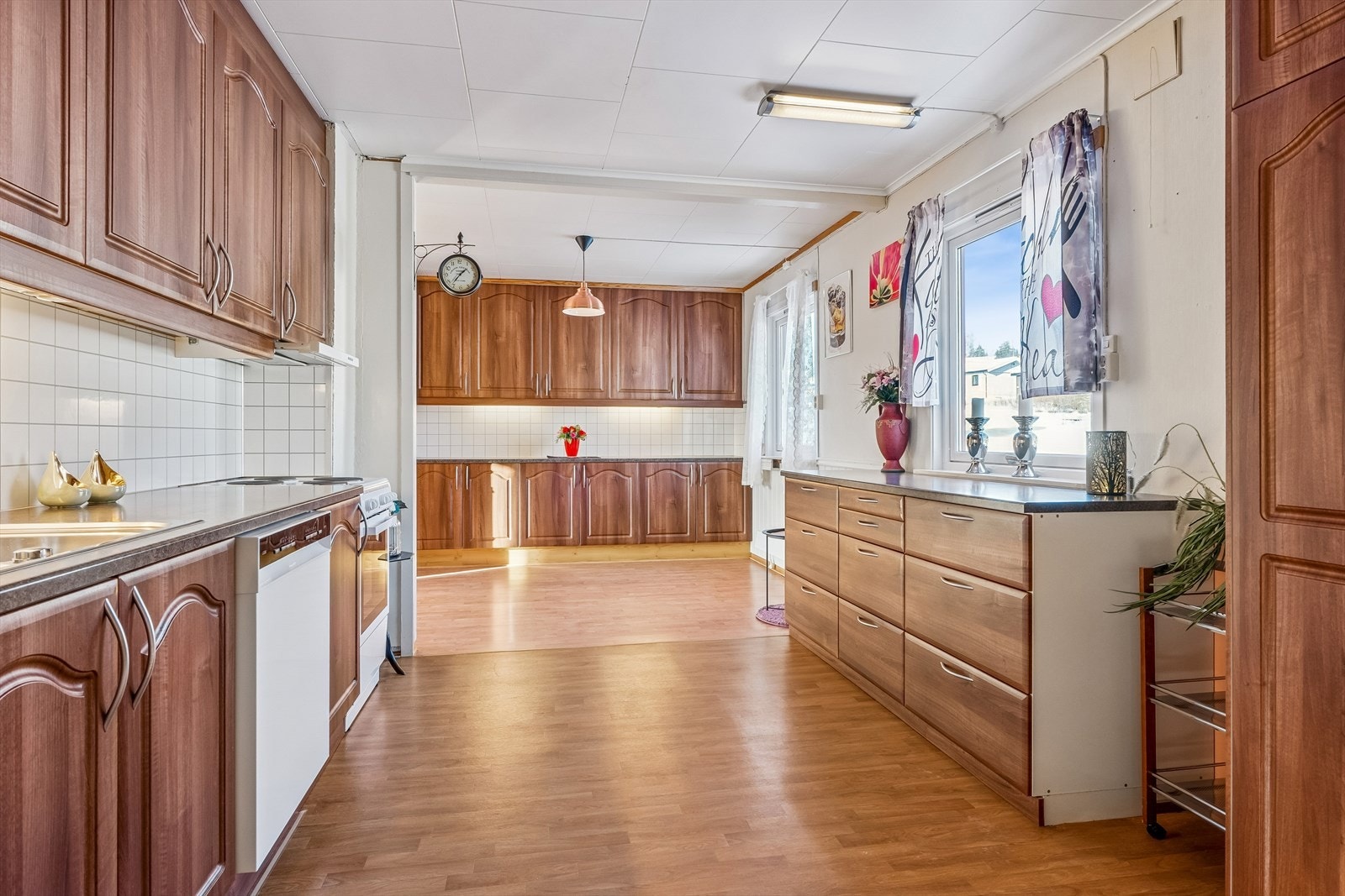 Romslig kjøkken med god plass. Stue 1 og kjøkken på tilsammen ca. 40 kvm. Stue 2 (tilbygg) ca. 40 kvm. Stue 3 - Kjellerstue ca. 17 kvm. Galleribilde