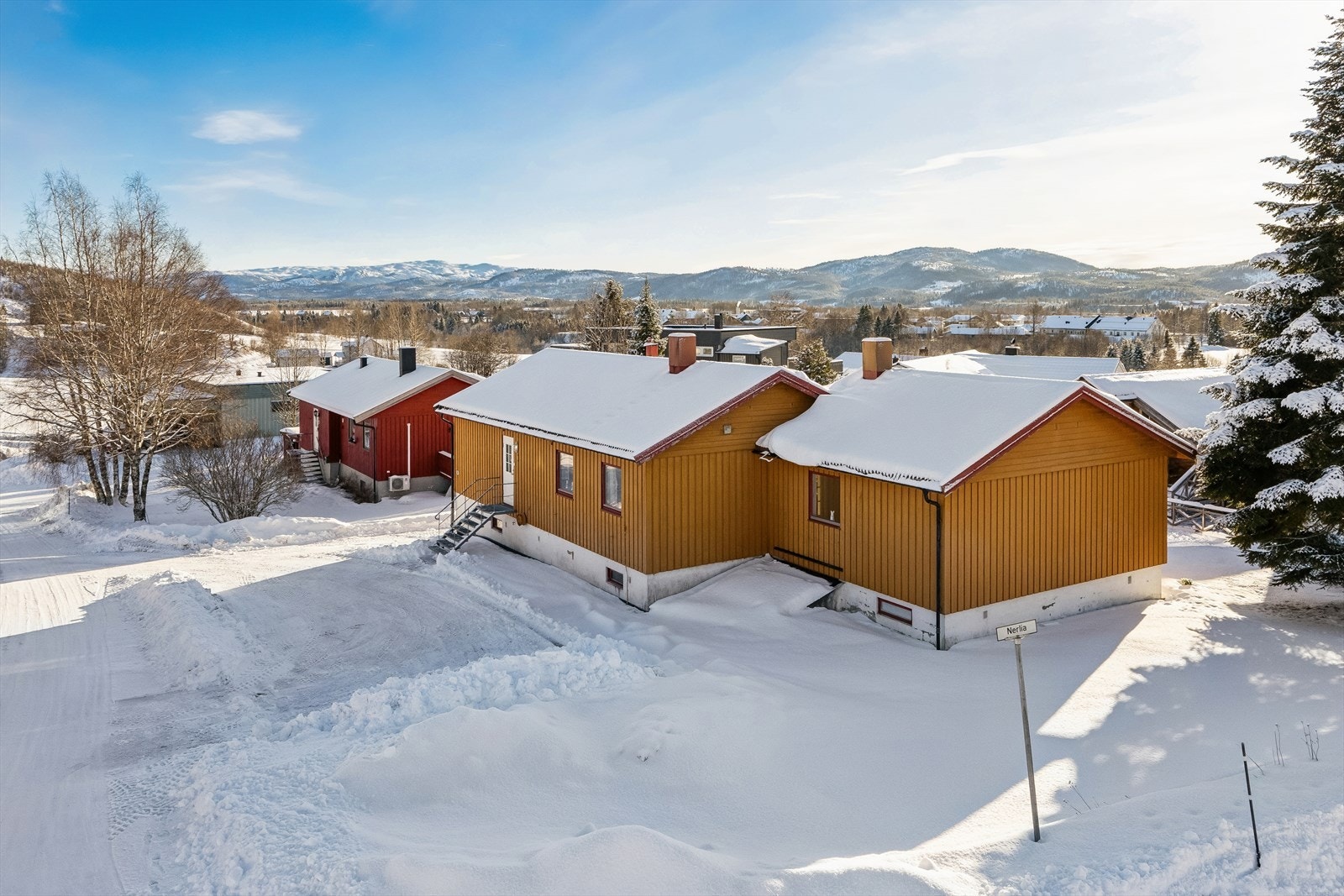 Enebolig med tilbygg stor stue 1986. Boligen har idag 3 stk. stuer. Galleribilde