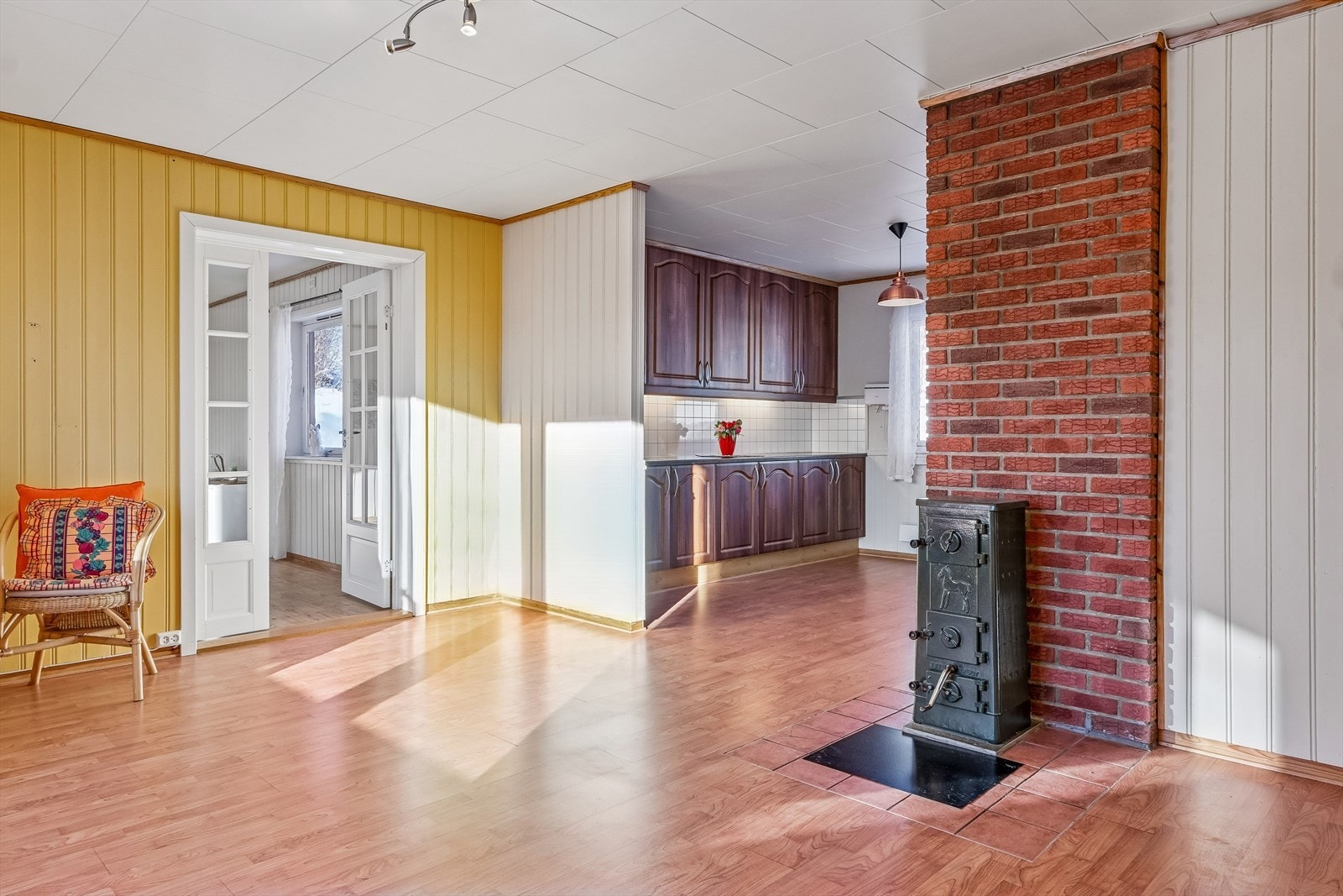 Stue/ kjøkken med vedovn og varmepumpe Galleribilde