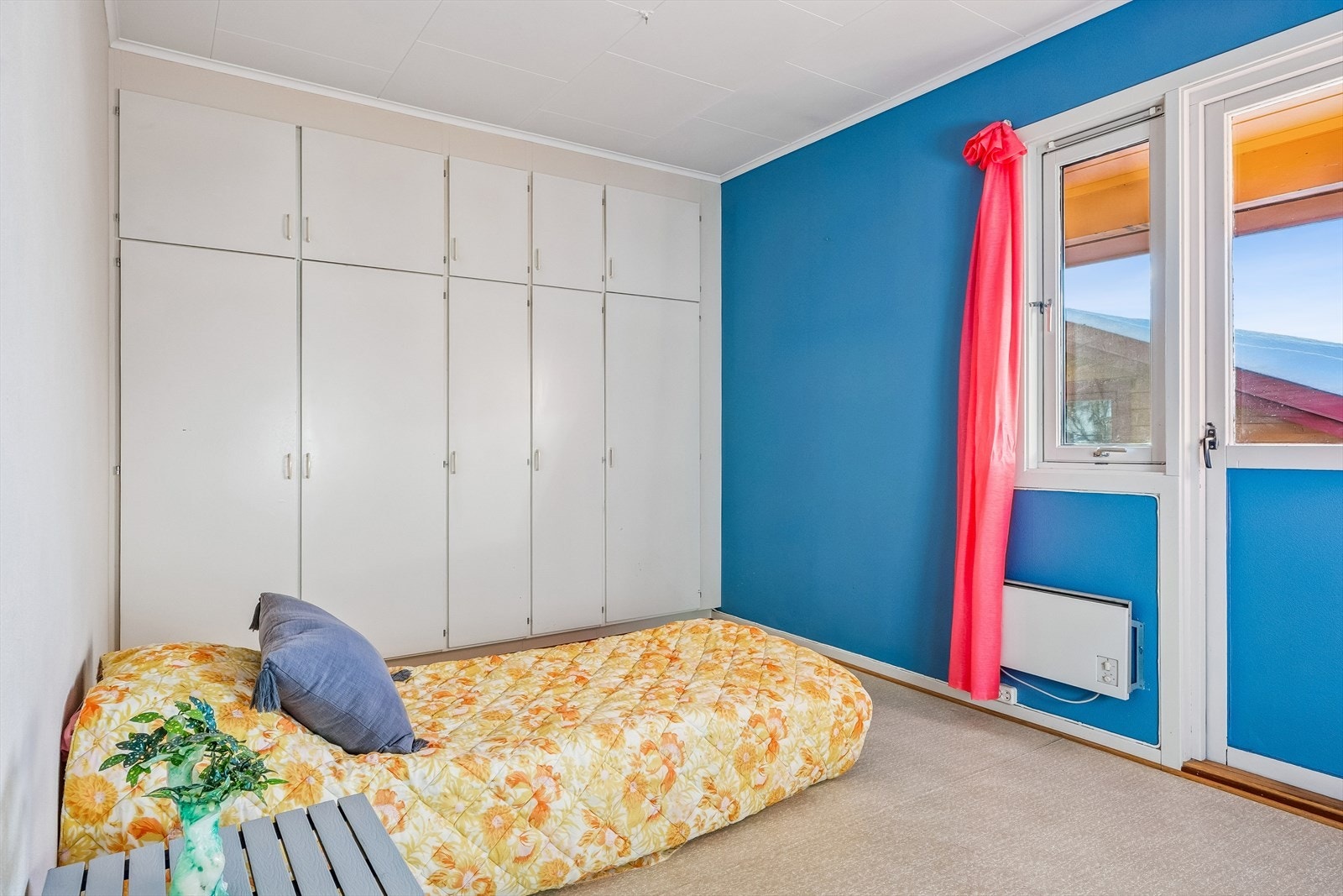 Soverom ca. 12 kvm. Godt med skapplass. Utgang til luftebalkong. Galleribilde