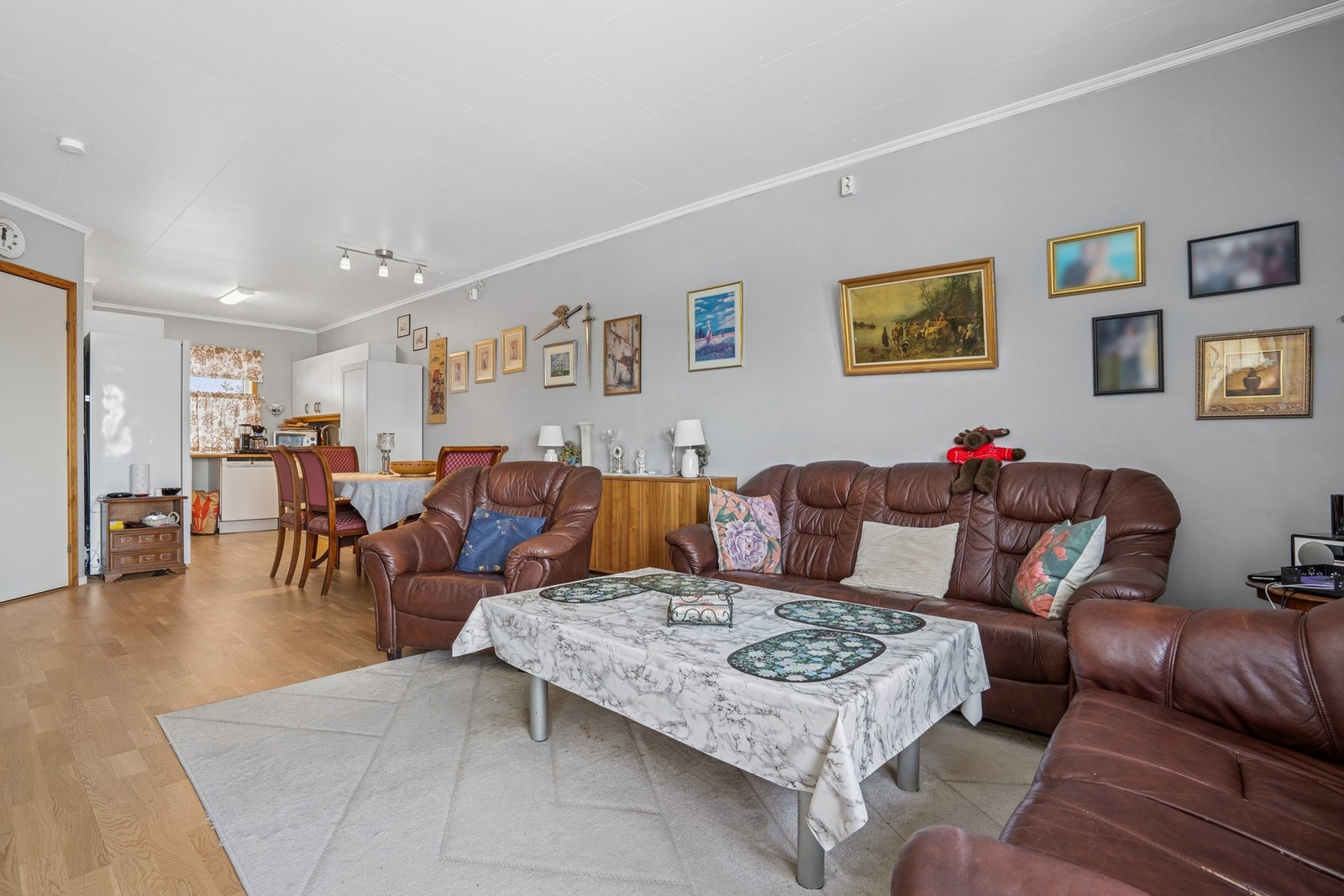 Åpen stue-/kjøkkenløsning på 32,5 kvm. Galleribilde