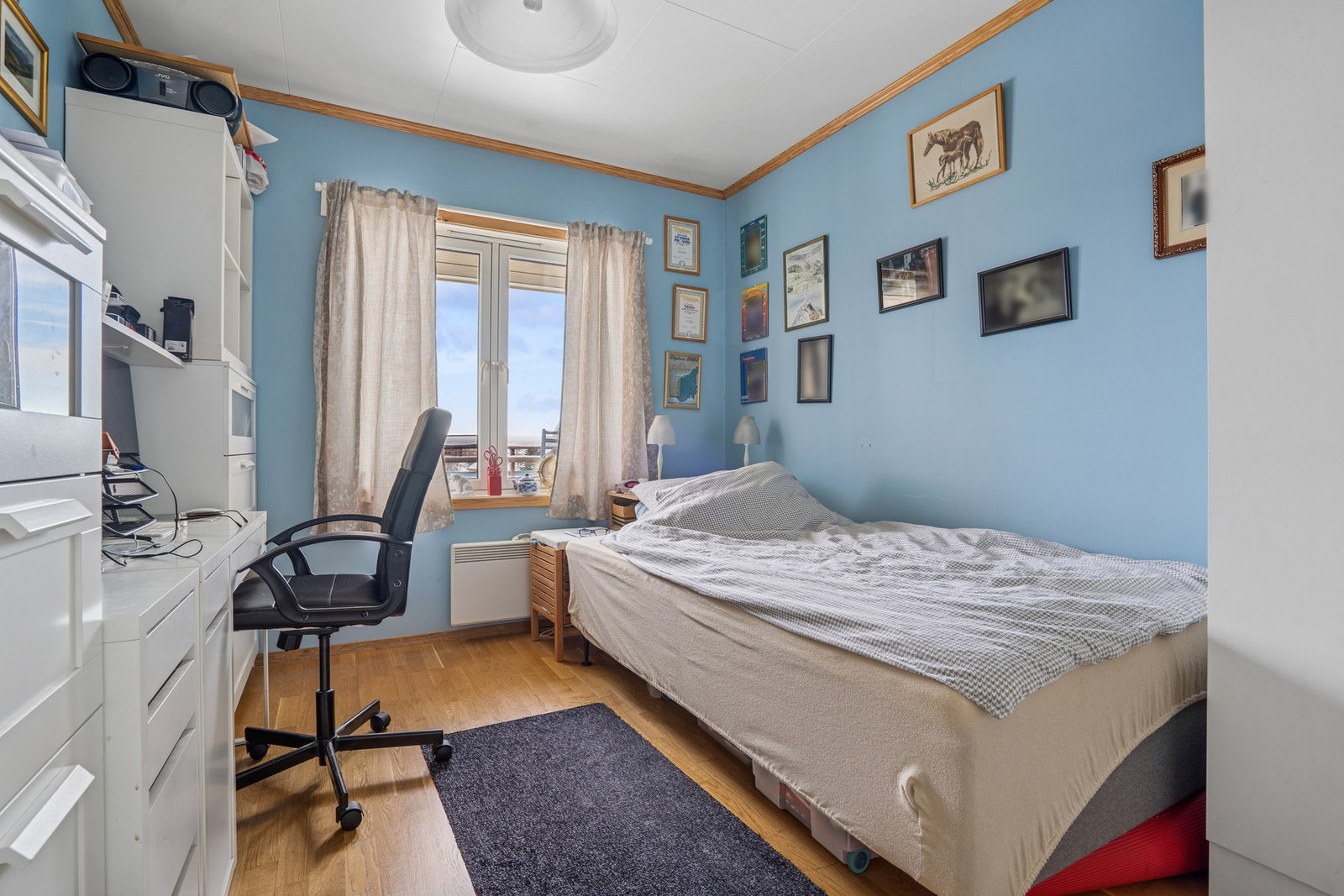 Soverom på 12 kvm med plass til seng og oppbevaringsmøblement. Galleribilde