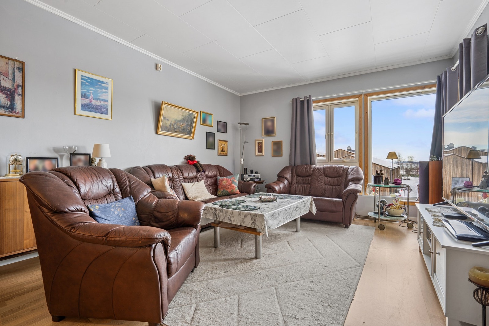 God plass til å innrede rommet med en sittegruppe. Store vinduer som gir godt med lysinnslipp. Galleribilde