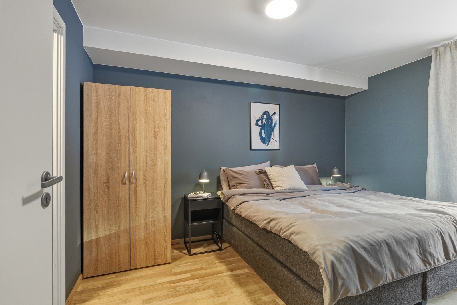 Soverom nr. 2 i god størrelse - Malt i tidsriktige fargevalg Galleribilde