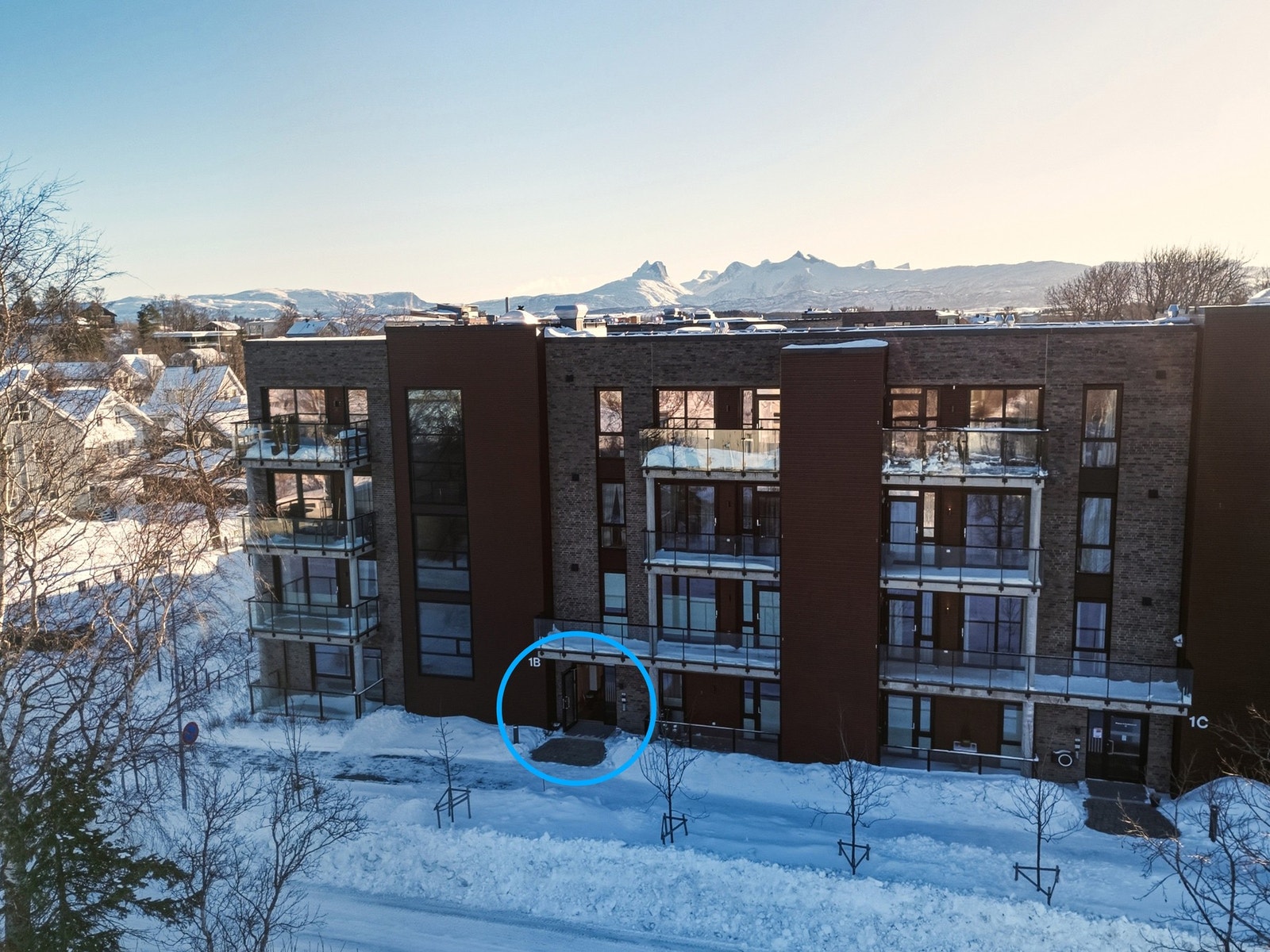 Fasade inngangsparti - Parkering i lukket garasjekjeller med heis Galleribilde