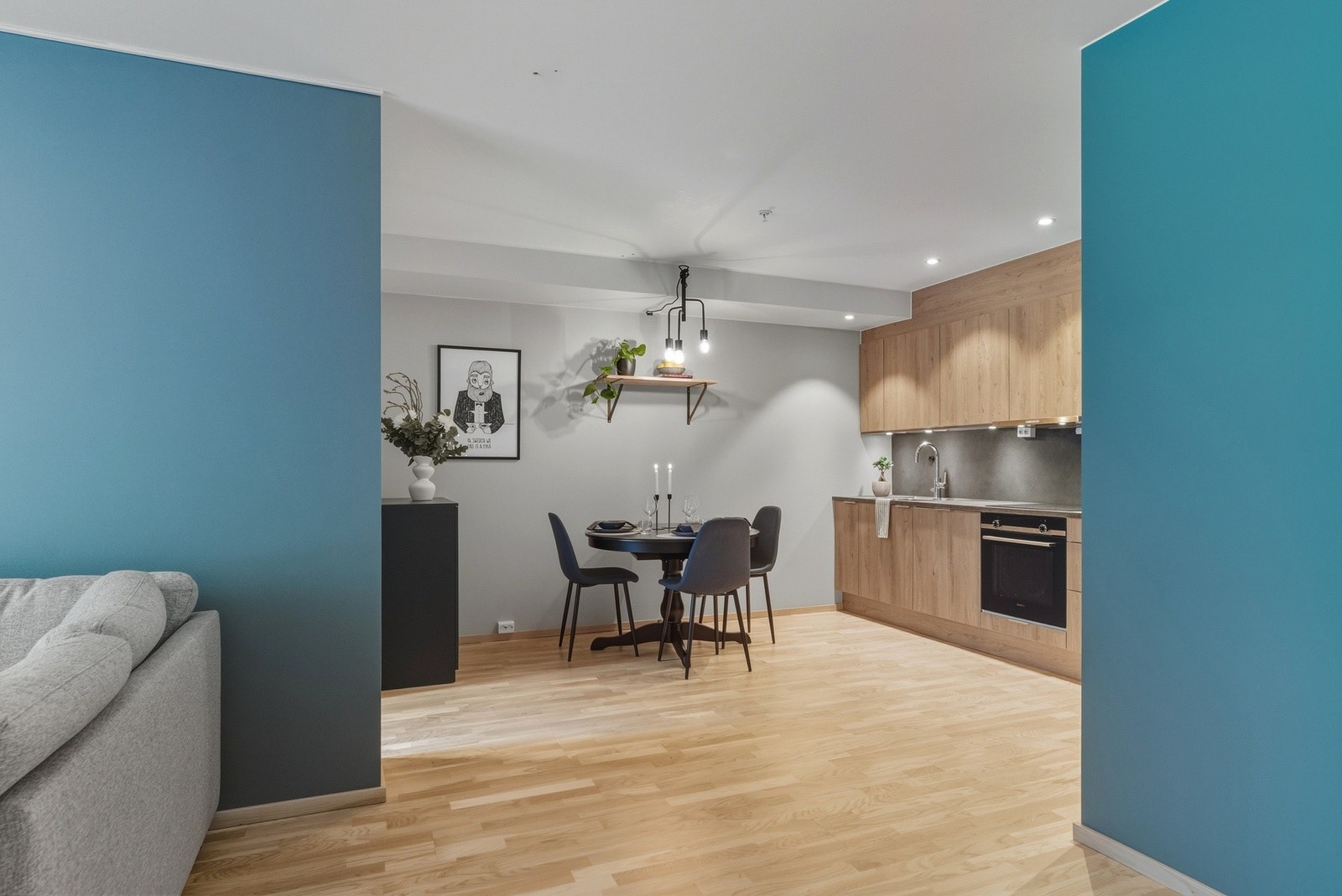 Åpen løsning mellom stue og kjøkken - Varme i gulv Galleribilde