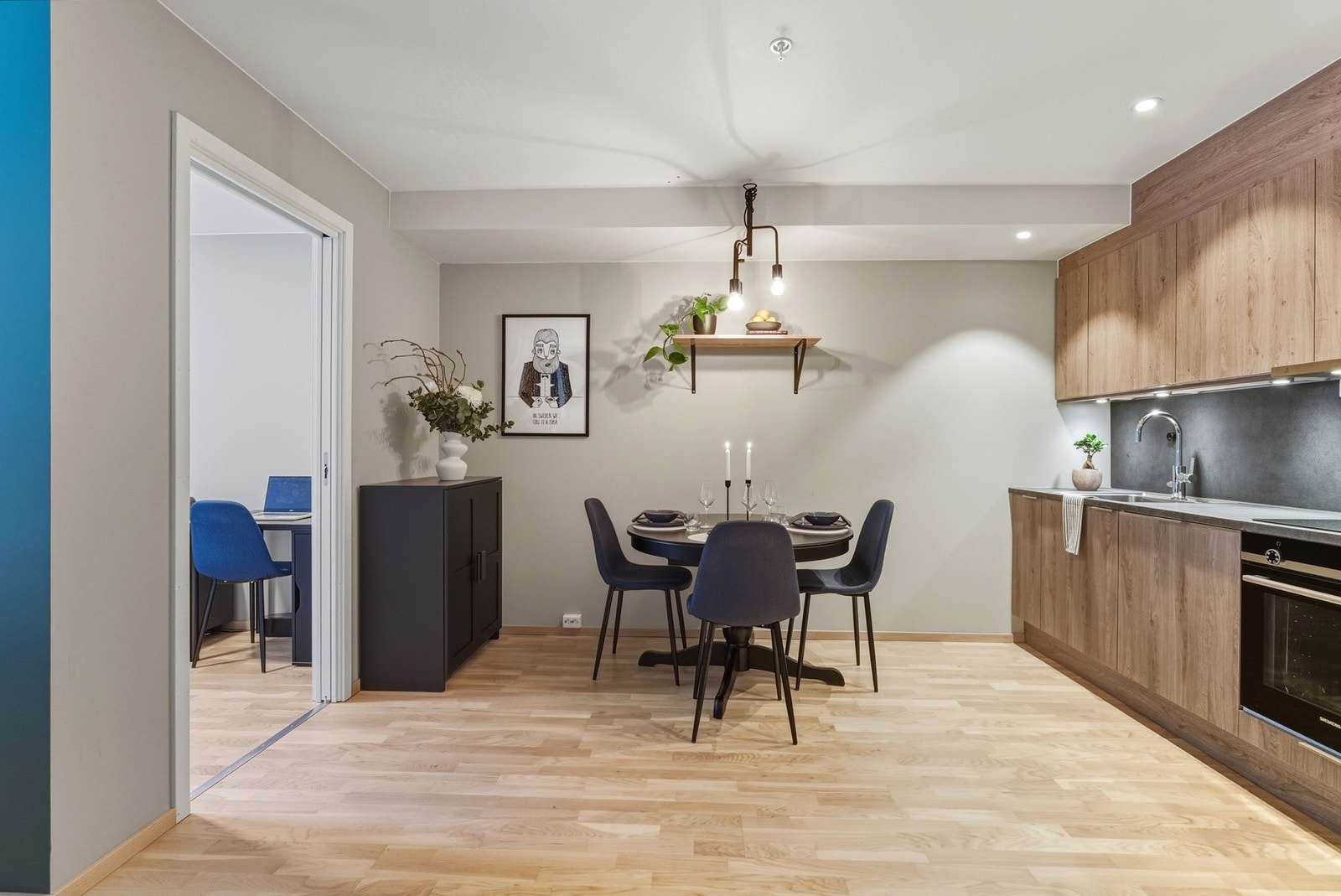 Stilfullt og moderne kjøkken med integrerte hvitevarer Galleribilde