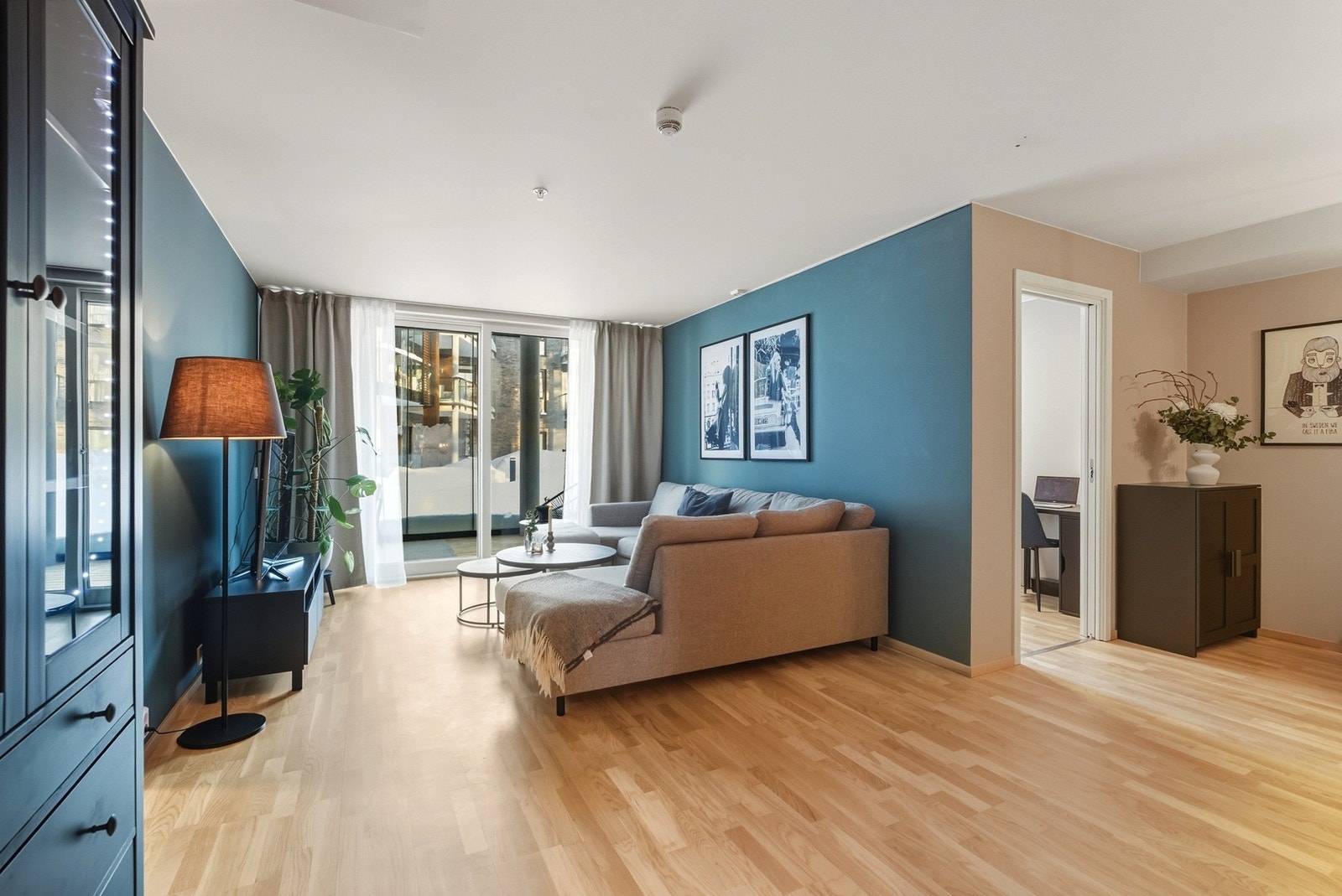 Store vindusflater slipper inn godt med naturlig lys i etasjen Galleribilde