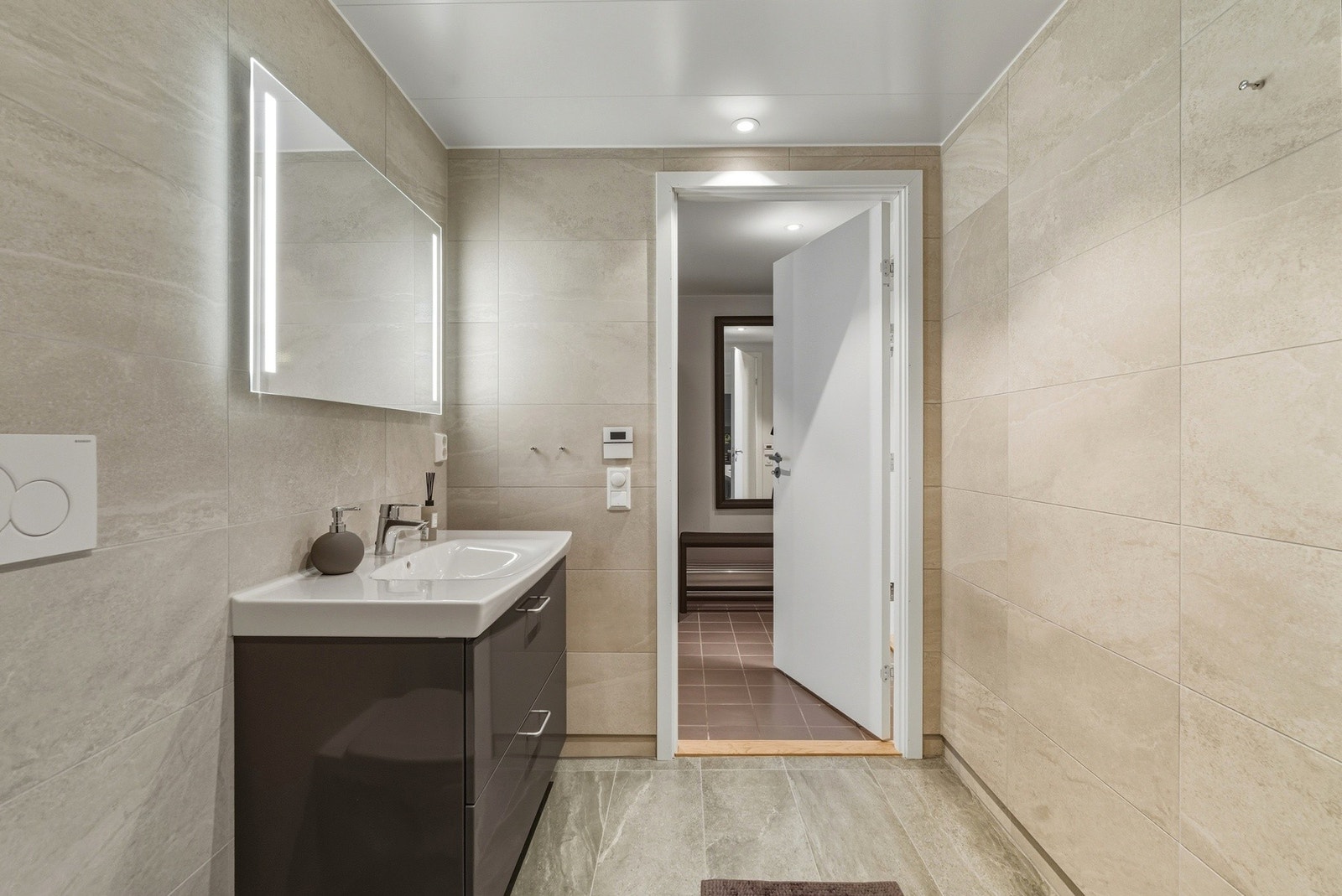 Lekkert flislagt bad i god størrelse Galleribilde