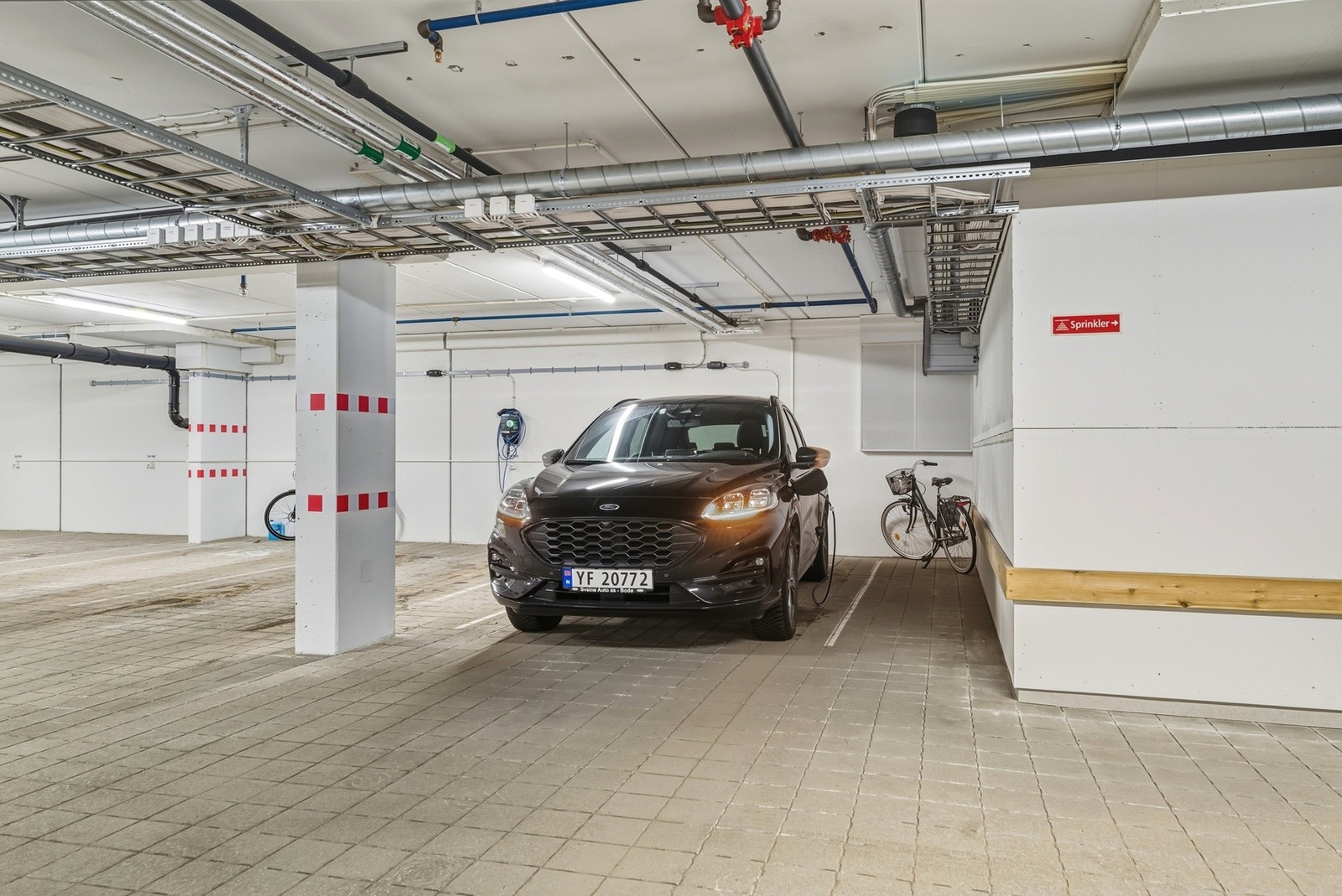 Meget fint plassert biloppstillingsplass i garasjekjeller, med el-billader. Galleribilde