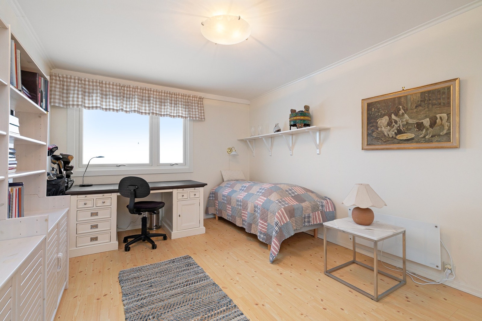 Soverom med plass til dobbeltseng og garderobeskap. Galleribilde