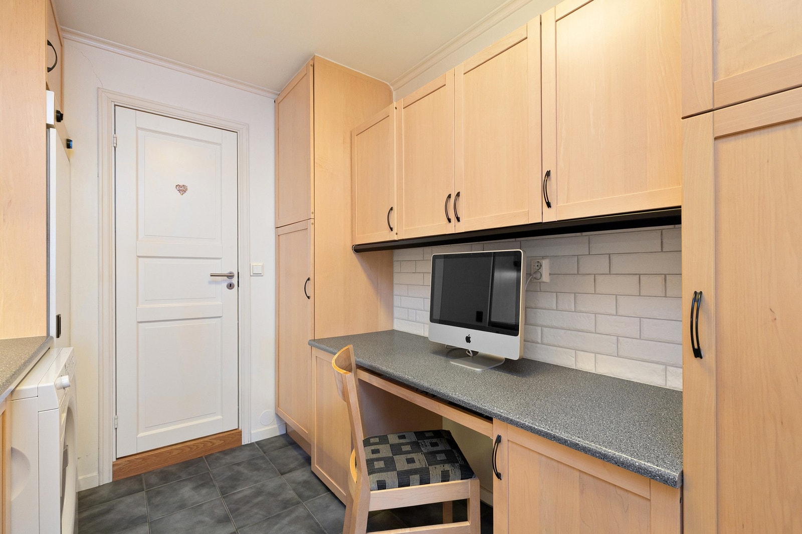 Arbeidsplass og godt med skapplass. Galleribilde