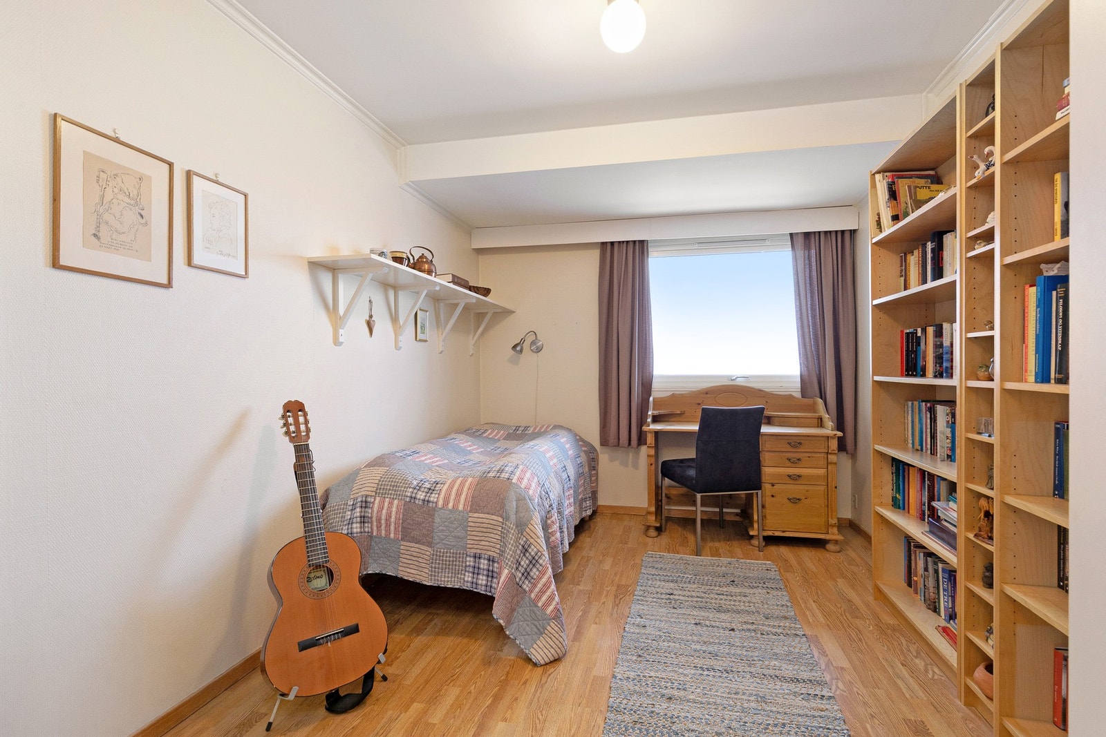 Soverom med plass til dobbeltseng og oppbevaring. Galleribilde