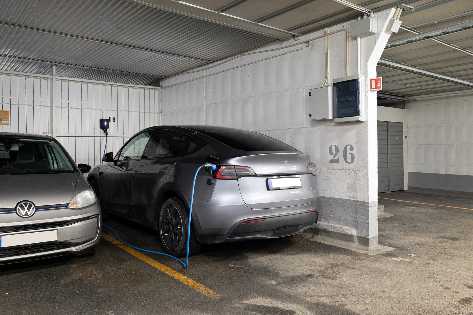 Parkeringsplass i felles garasjeanlegg i kjeller. Galleribilde