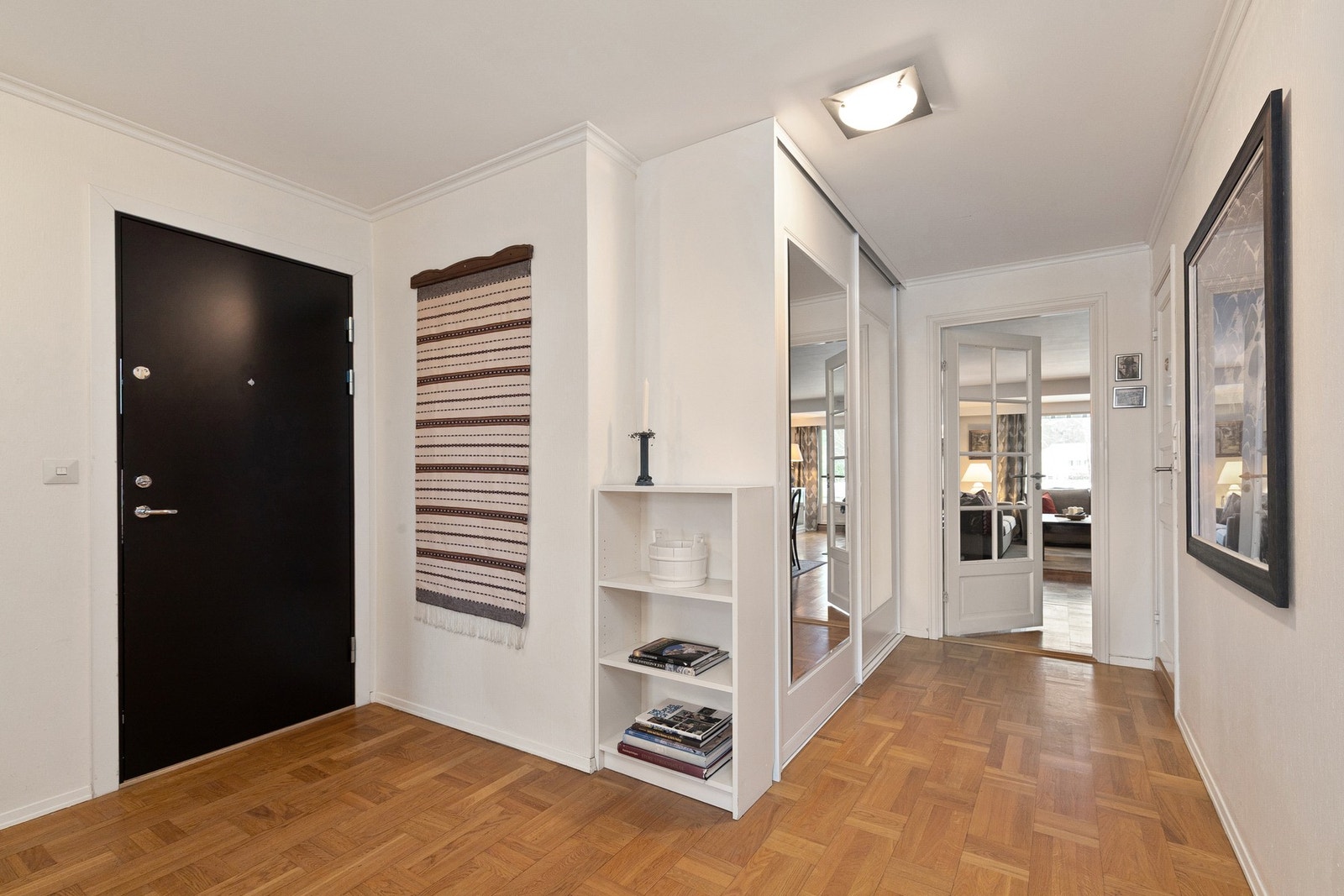 Stor hall med speil skyvedørsgarderobe. Galleribilde