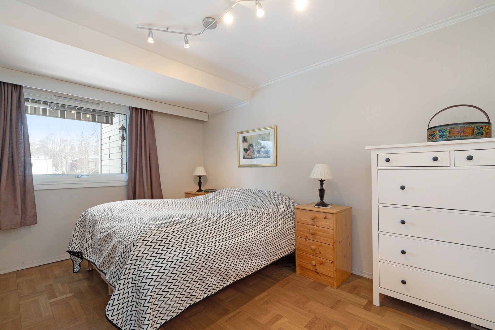 Soverom med plass til dobbeltseng og oppbevaring. Galleribilde