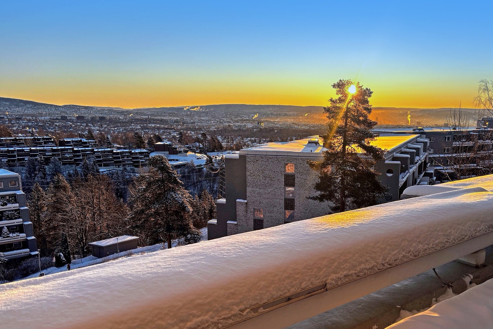 Stor, lys og gjennomgående 4-roms selveierleilighet med svært god planløsning og fantastisk utsikt. Selgers bilde. Galleribilde