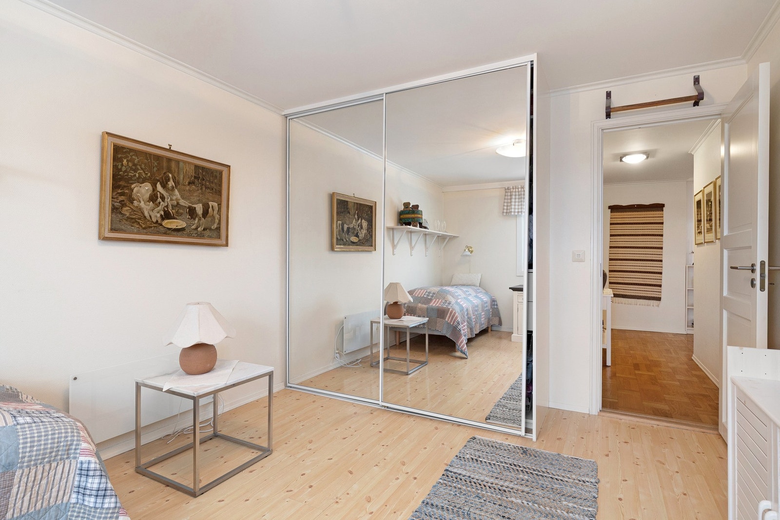 Skyvedørsgarderobe på soverom. Galleribilde