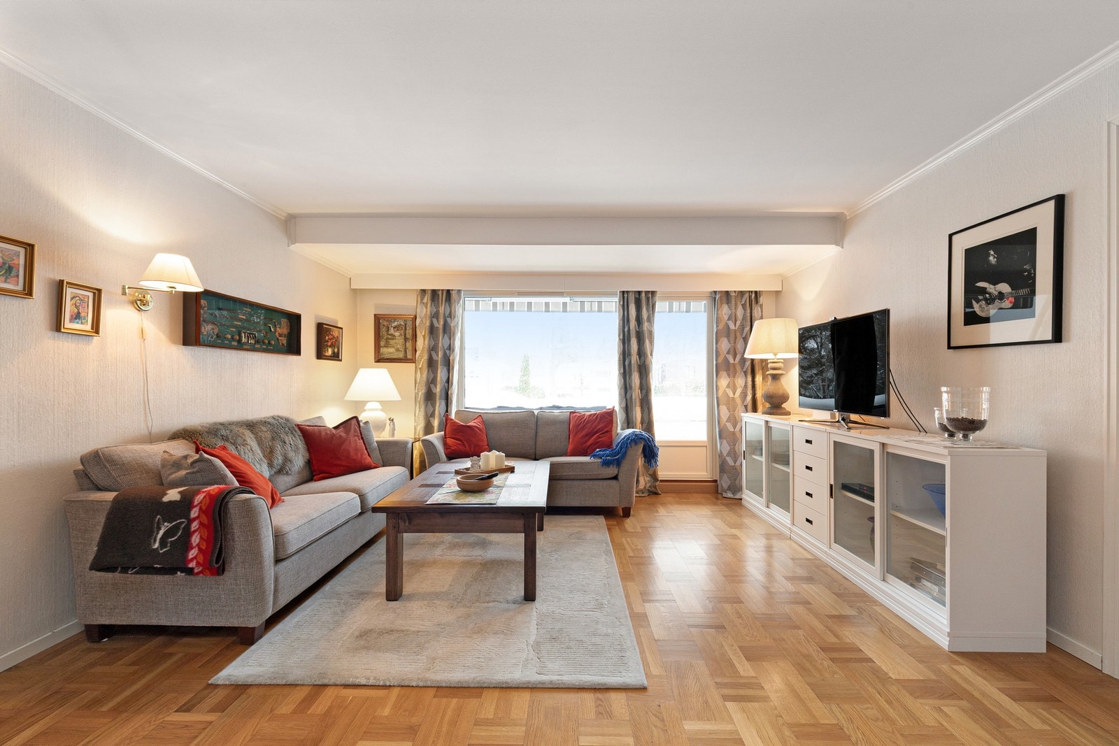 Lys og romslig stue med utgang til balkong. Galleribilde