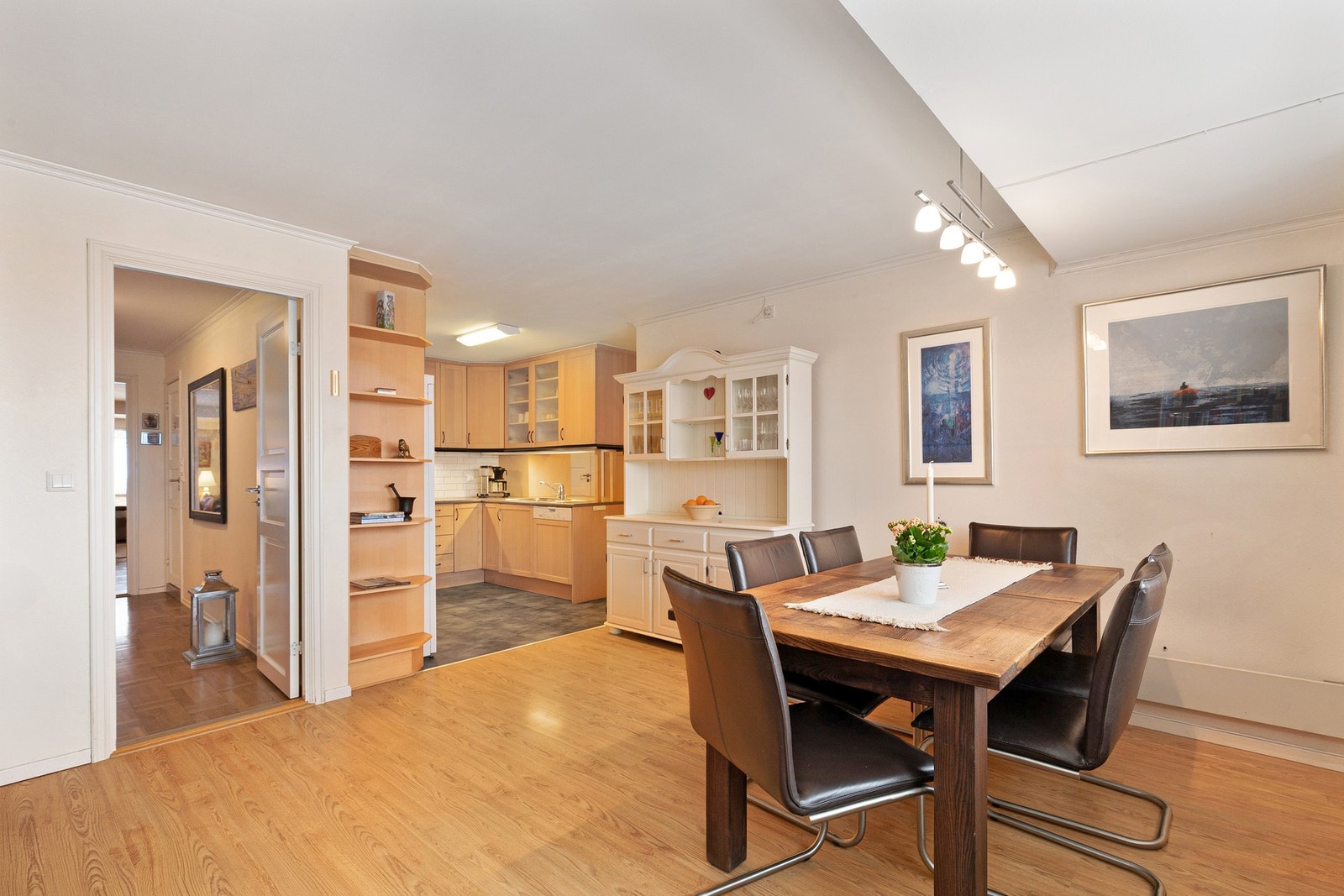 Lys og romslig spisestue med god plass til spisebord. Galleribilde