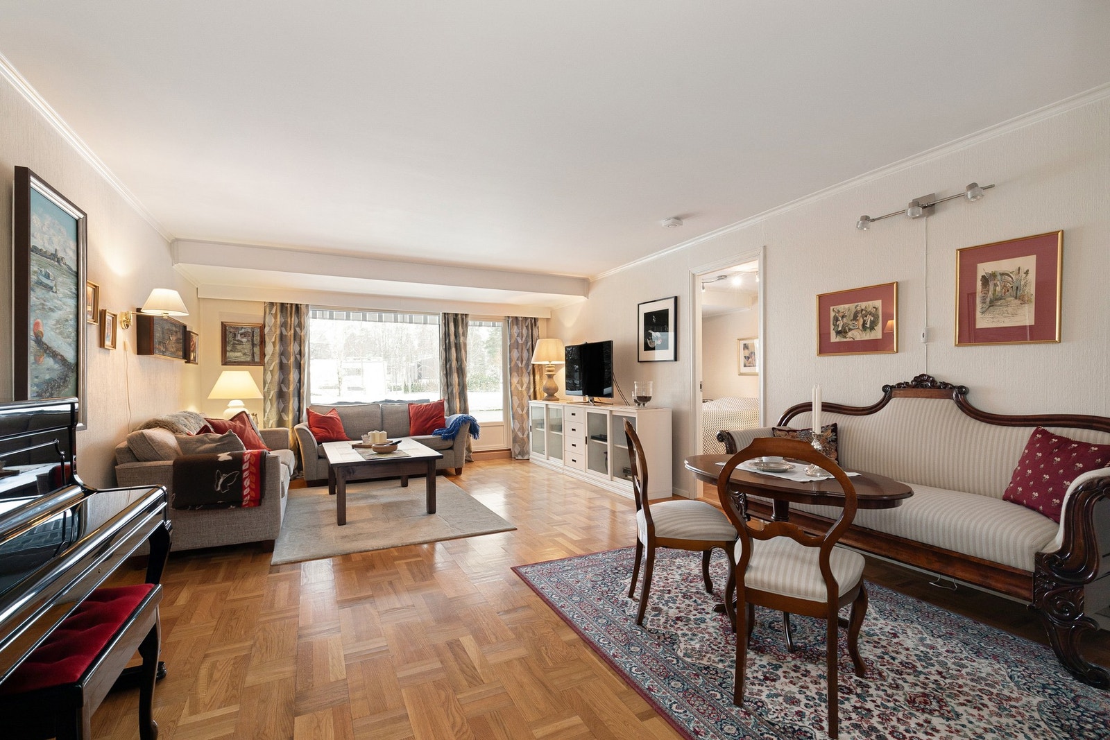 Stuen har gode muligheter for å etablere flere møbleringssoner. Galleribilde