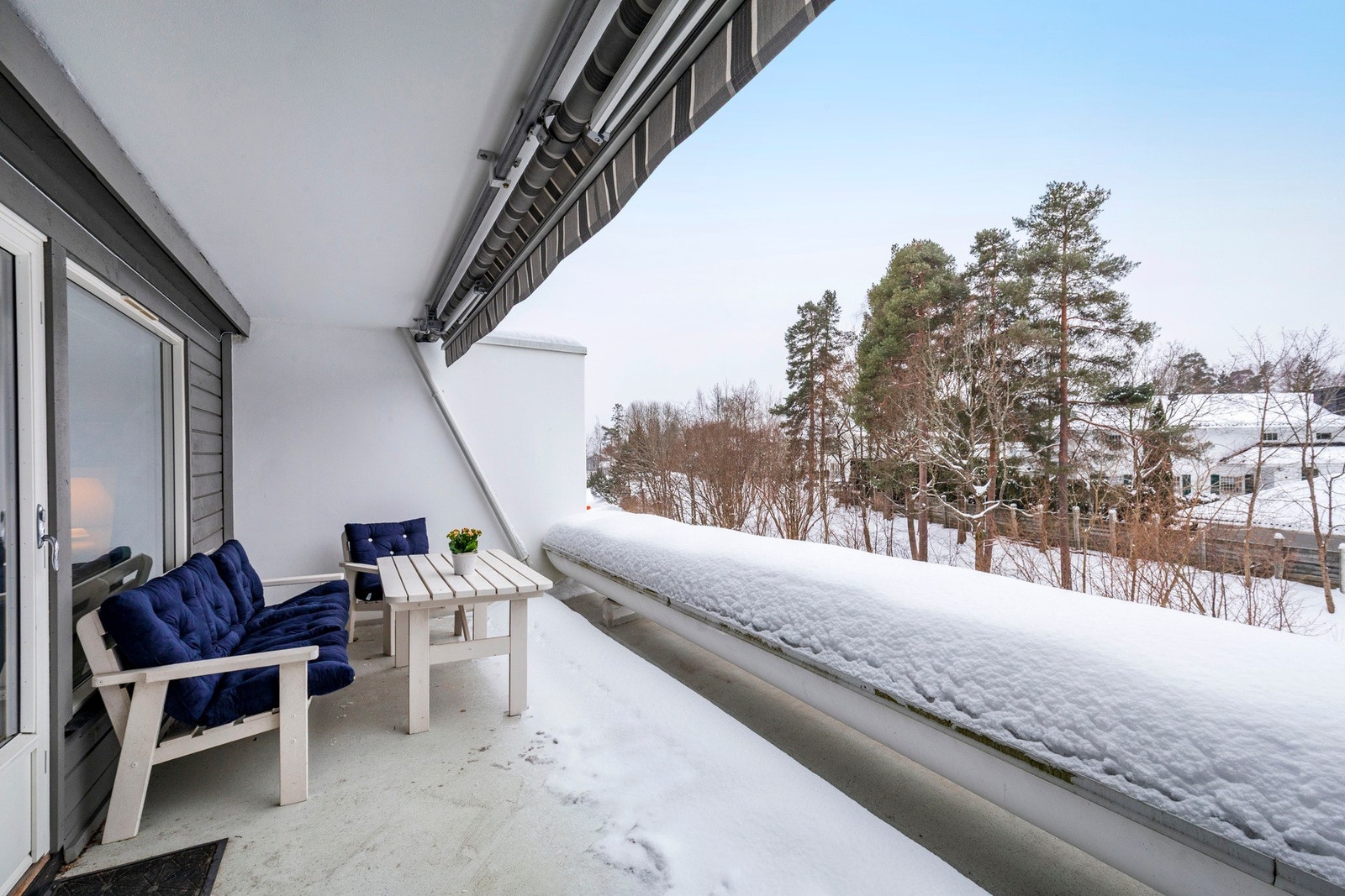 Terrasse ut fra stue med ettermiddagssol. Galleribilde