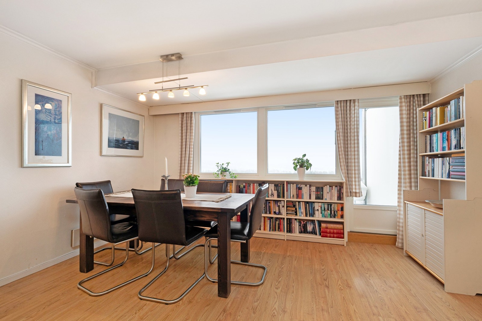 Fra spisestuen er det utgang til terrasse. Galleribilde