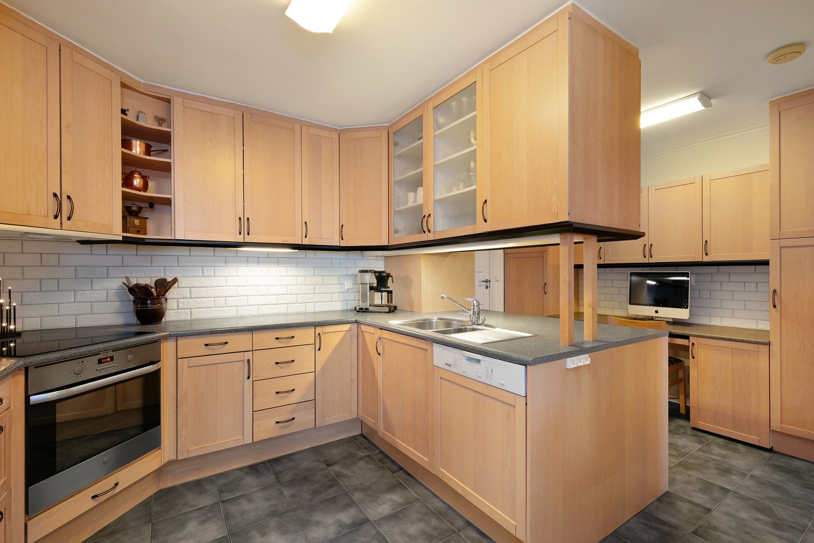 Integrerte hvitevarer på kjøkken. Ny koketopp fra 2026. Galleribilde