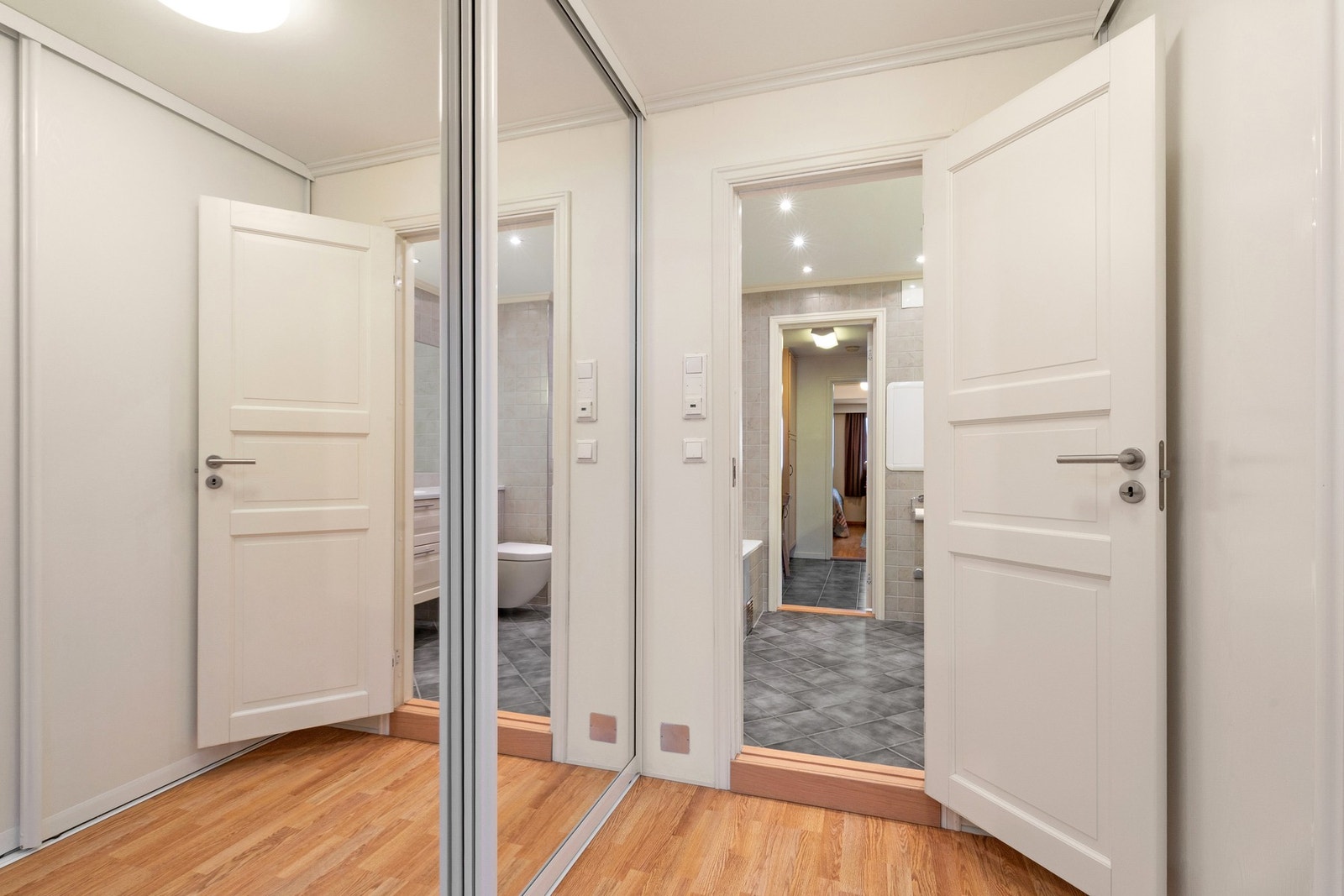 Walk-in closet med skyvedørsgarderober. Galleribilde